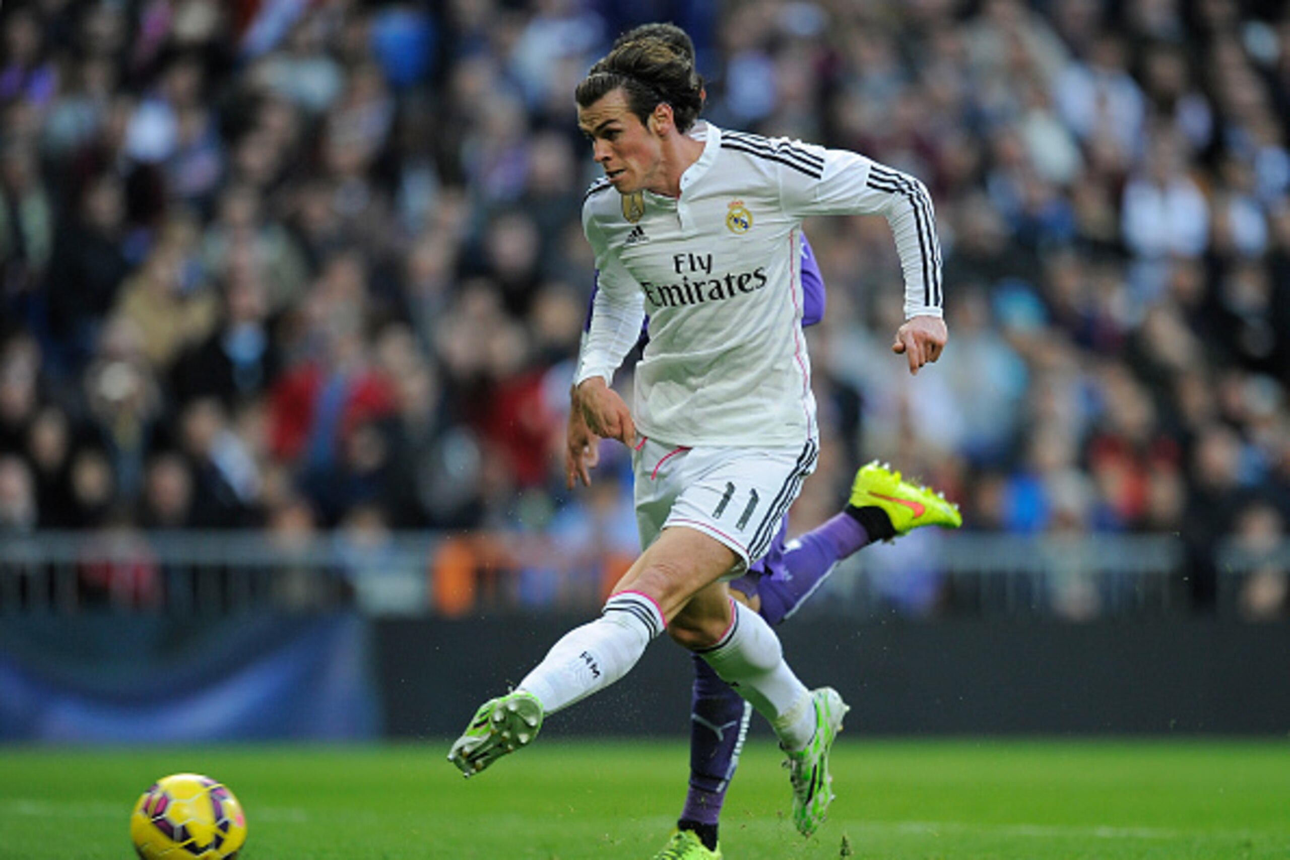 MADRID, SPAIN - JANUARY 10:  Gareth Bale of Real Madrid shoots at goal during the La Liga match between Real Madrid CF and RCD Espanyol at Estadio Santiago Bernabeu on January 10, 2015 in Madrid, Spain.  (Photo by Denis Doyle/Getty Images)