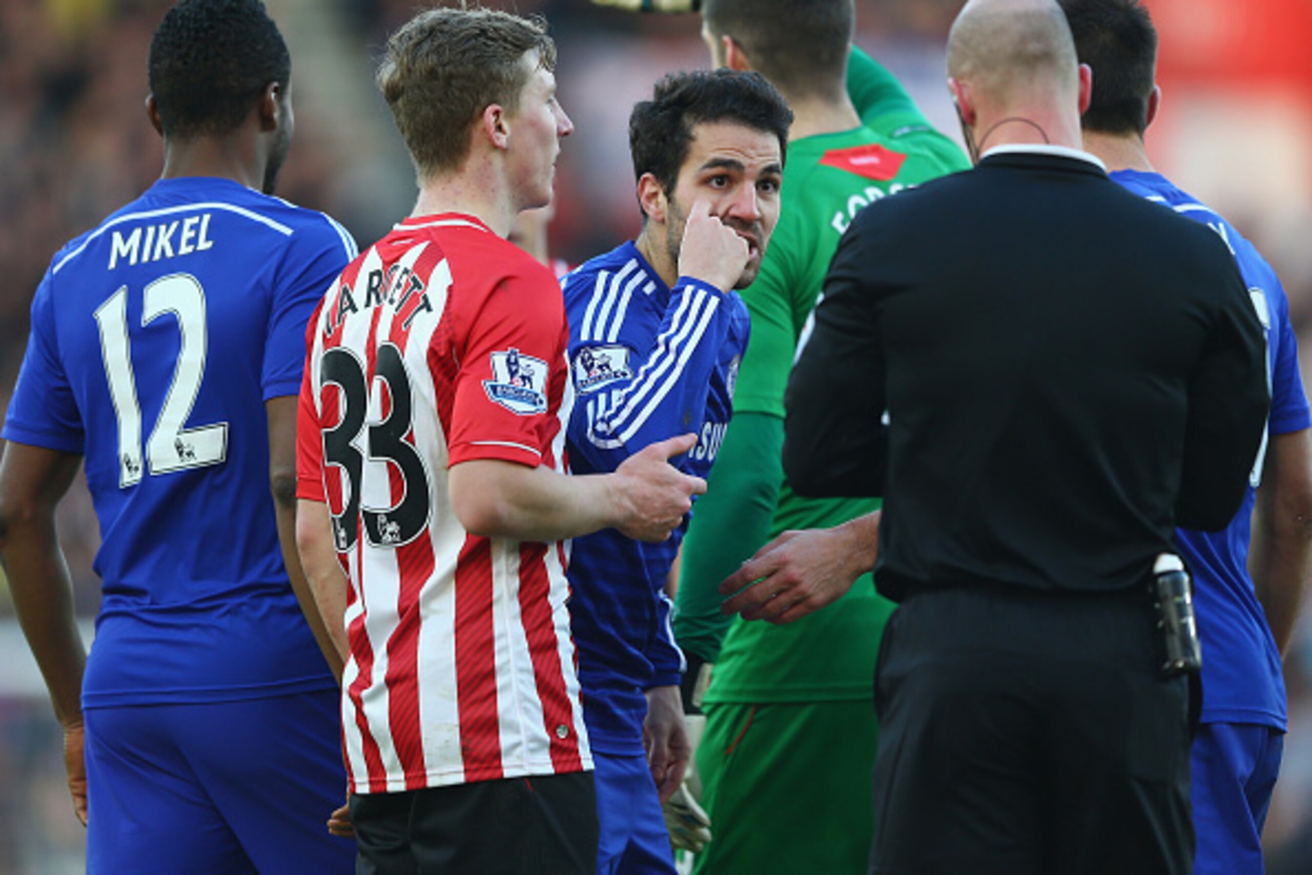 SOUTHAMPTON, ENGLAND - DECEMBER 28:  Cesc Fabregas of Chelsea questions a decision from referee Anthony Taylor during the Barclays Premier League match between Southampton and Chelsea at St Mary's Stadium on December 28, 2014 in Southampton, England.  (Ph
