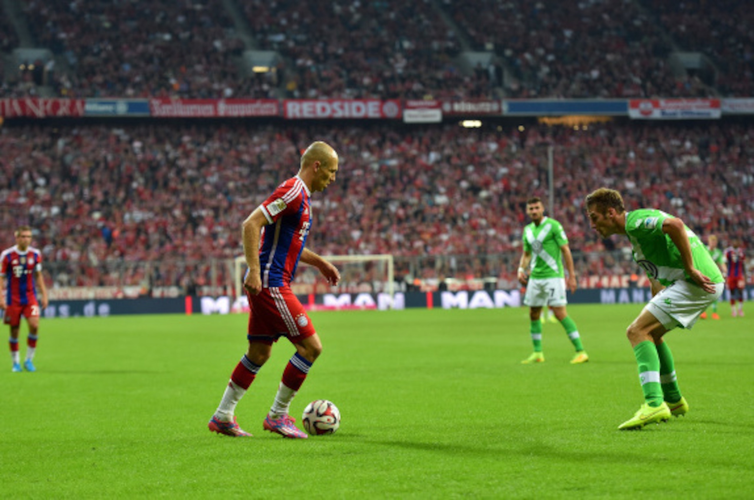 MUNICH, GERMANY - AUGUST 22:  Arjen Robben of Muenchen controls the ball during the Bundesliga match between FC Bayern Muenchen and VfL Wolfsburg at Allianz Arena on August 22, 2014 in Munich, Germany.  (Photo by Stuart Franklin/Getty Images For MAN)