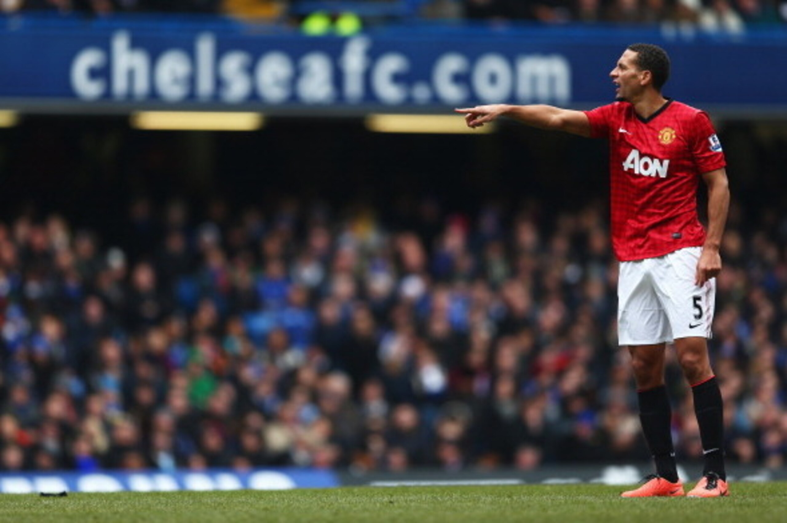 LONDON, ENGLAND - APRIL 01:  Rio Ferdinand of Manchester United gives instructions during the FA Cup with Budweiser Sixth Round Replay match between Chelsea and Manchester United at Stamford Bridge on April 1, 2013 in London, England.  (Photo by Paul Gilh