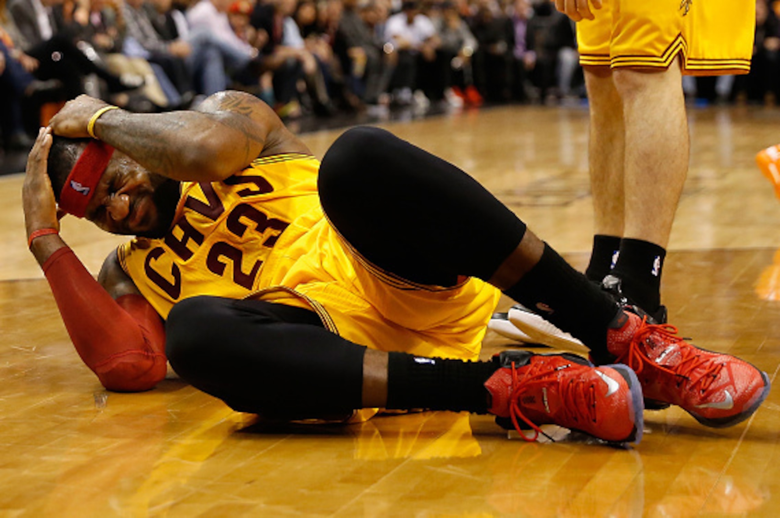 PHOENIX, AZ - JANUARY 13: LeBron James #23 of the Cleveland Cavaliers holds his head after a collision during the first half of the NBA game against the Phoenix Suns at US Airways Center on January 13, 2015 in Phoenix, Arizona. NOTE TO USER: User expres PHOENIX, AZ - JANUARY 13: LeBron James #23 of the Cleveland Cavaliers holds his head after a collision during the first half of the NBA game against the Phoenix Suns at US Airways Center on January 13, 2015 in Phoenix, Arizona. NOTE TO USER: User expres