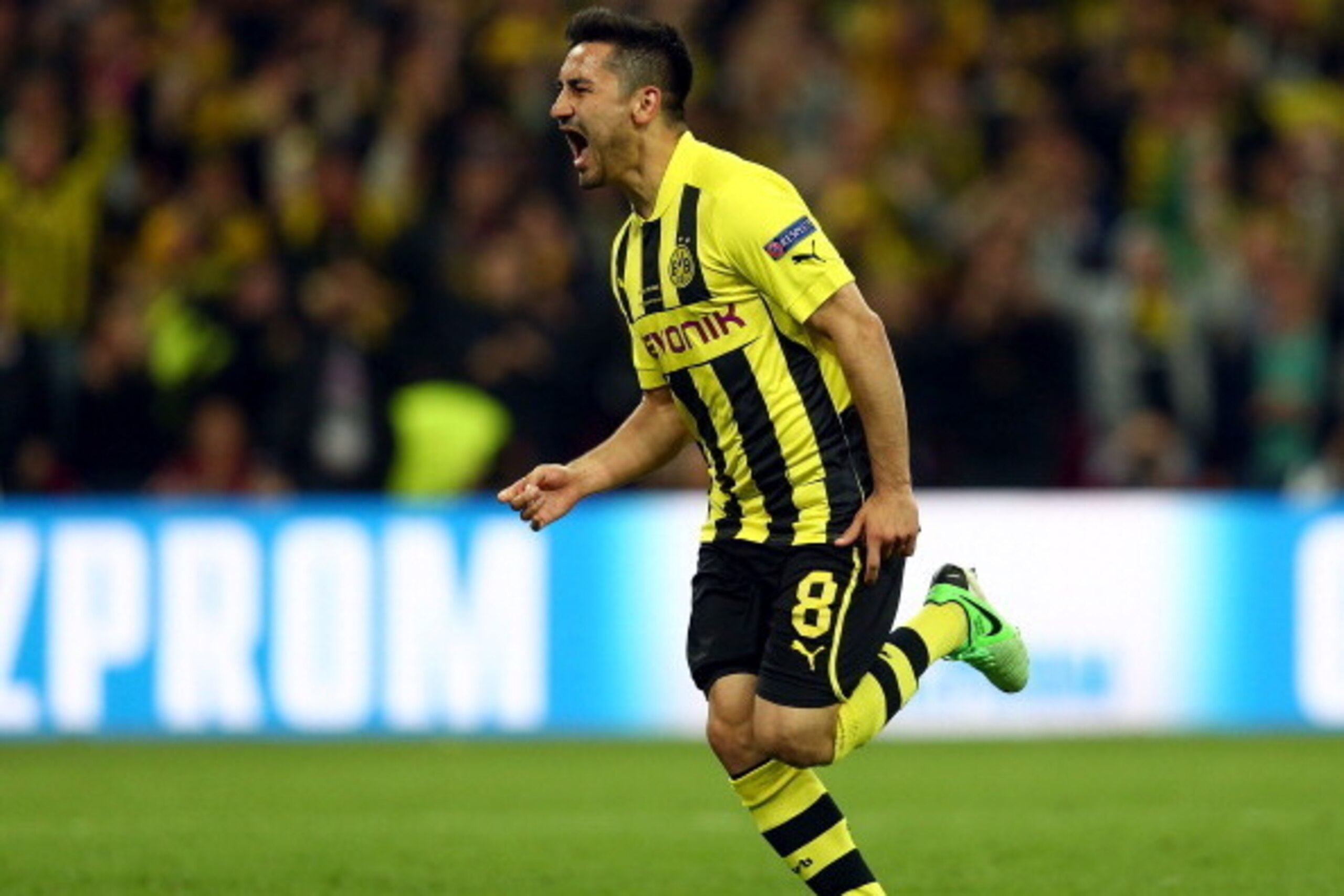 LONDON, ENGLAND - MAY 25:  Ilkay Gundogan of Borussia Dortmund celebrates after scoring a goal from the penalty spot during the UEFA Champions League final match between Borussia Dortmund and FC Bayern Muenchen at Wembley Stadium on May 25, 2013 in London