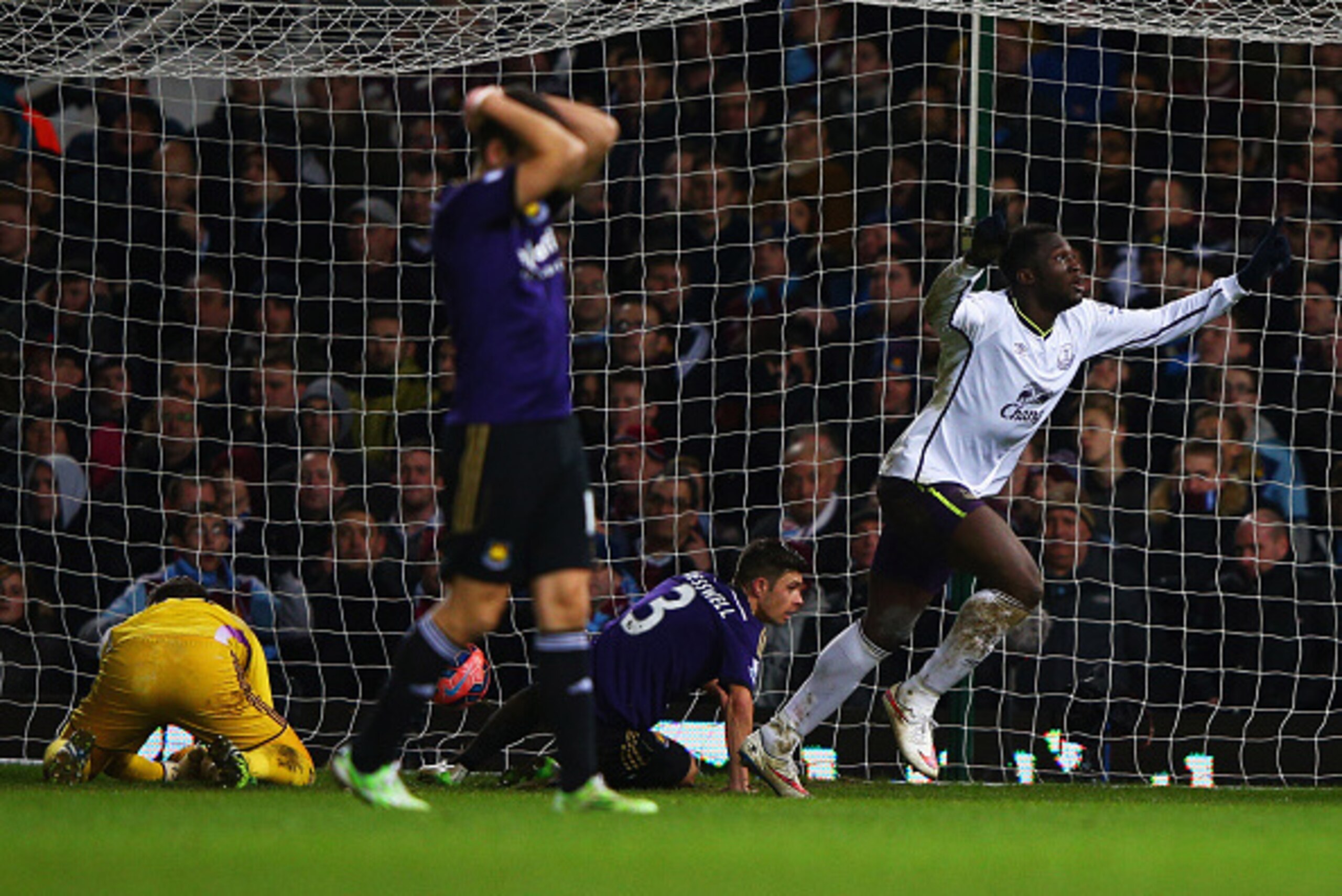 LONDON, ENGLAND - JANUARY 13: Romelu Lukaku of Everton celebrates as he scores their second goal as West Ham United players look dejected during the FA Cup Third Round Replay match between West Ham United and Everton at Boleyn Ground on January 13, 2015 LONDON, ENGLAND - JANUARY 13: Romelu Lukaku of Everton celebrates as he scores their second goal as West Ham United players look dejected during the FA Cup Third Round Replay match between West Ham United and Everton at Boleyn Ground on January 13, 2015