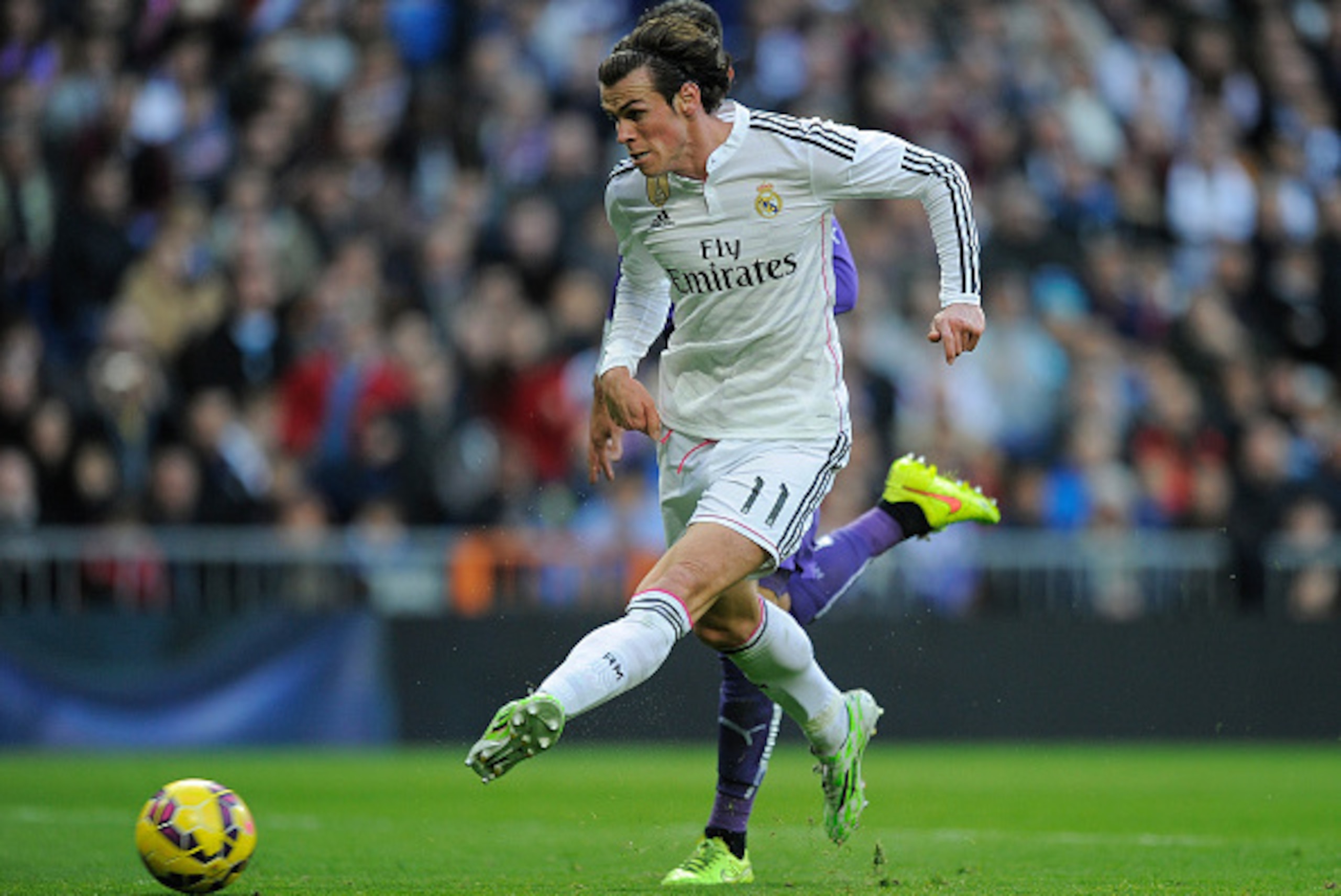 MADRID, SPAIN - JANUARY 10:  Gareth Bale of Real Madrid shoots at goal during the La Liga match between Real Madrid CF and RCD Espanyol at Estadio Santiago Bernabeu on January 10, 2015 in Madrid, Spain.  (Photo by Denis Doyle/Getty Images)