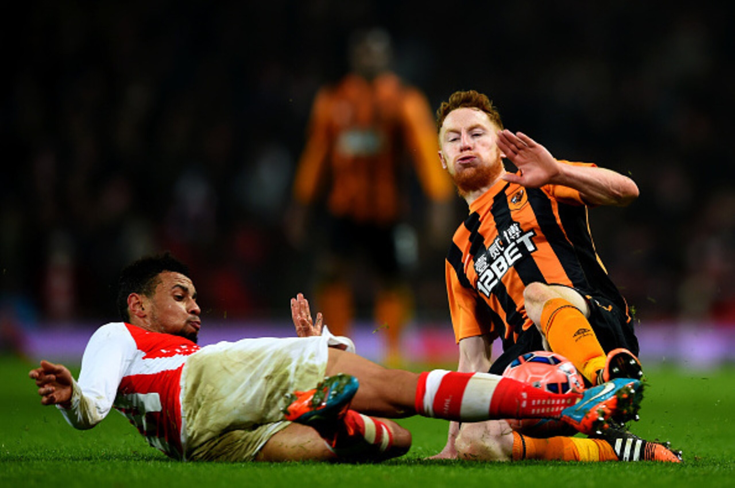 LONDON, ENGLAND - JANUARY 04:  Francis Coquelin of Arsenal battles for the ball with Stephen Quinn of Hull City during the FA Cup Third Round match between Arsenal and Hull City at Emirates Stadium on January 4, 2015 in London, England.  (Photo by Paul Gi