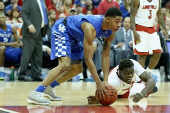 LOUISVILLE, KY - DECEMBER 27:  Tyler Ulis #3 of the Kentucky Wildcats picks up a loose ball during the game against the Louisville Cardinals at KFC YUM! Center on December 27, 2014 in Louisville, Kentucky.  (Photo by Andy Lyons/Getty Images)