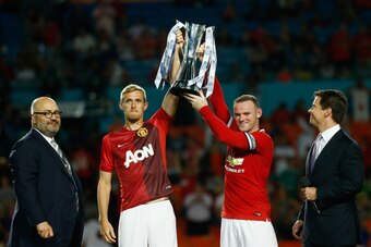 MIAMI GARDENS, FL - AUGUST 04: (L) Darren Fletcher #24 of Manchester United and (R) Wayne Rooney #10 of Manchester United lift the trophy following their 3-1 vicotory over Liverpool in the Guinness International Champions Cup 2014 Final at Sun Life Stadiu