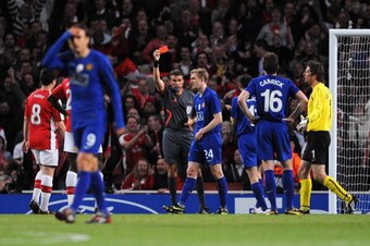 LONDON, ENGLAND - MAY 05:  Referee Roberto Rosetti of Italy shows Darren Fletcher of Manchester United a red card during the UEFA Champions League Semi Final Second Leg match between Arsenal and Manchester United at Emirates Stadium on May 5, 2009 in Lond