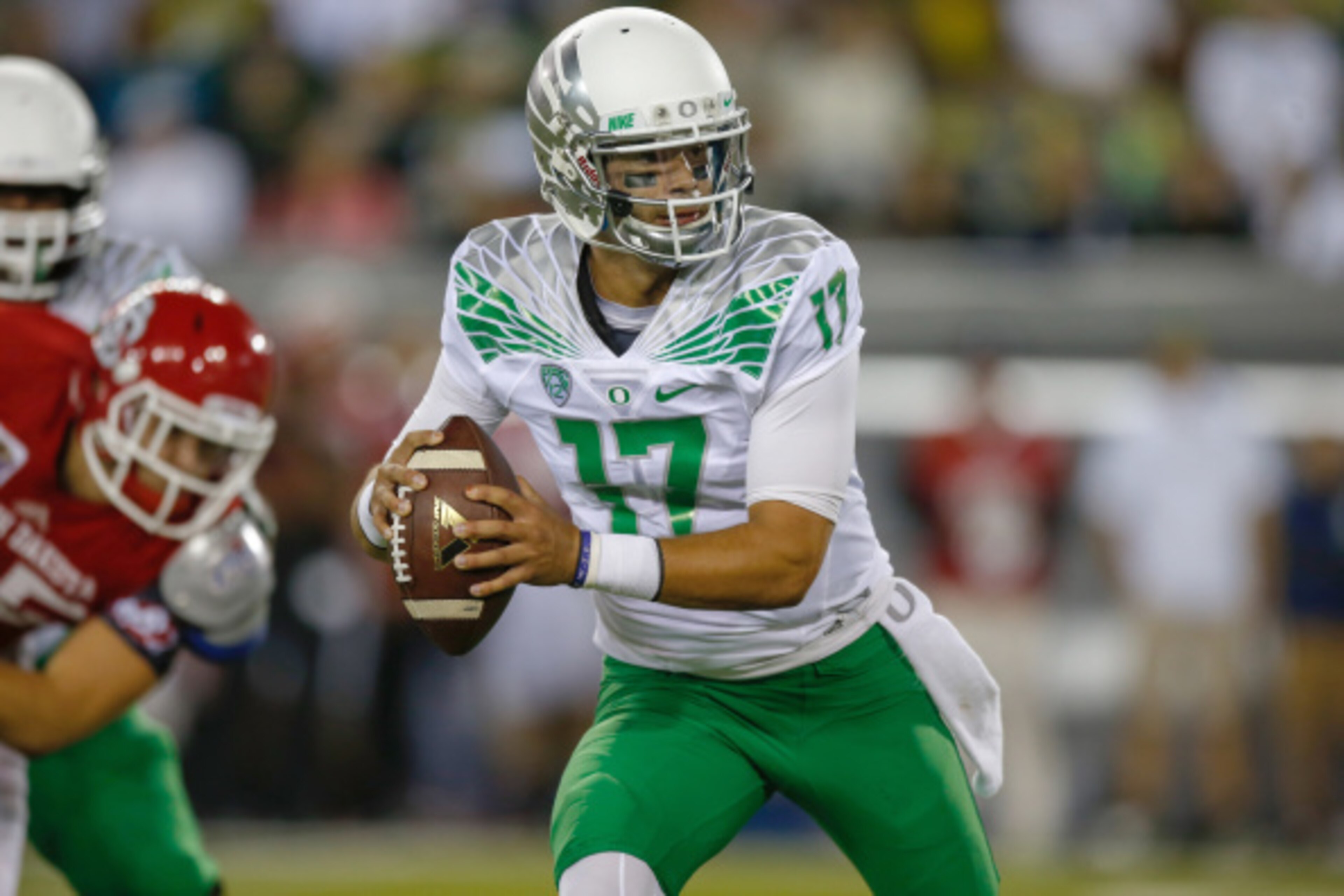 EUGENE, OR - AUGUST 30:  Quarterback Jeff Lockie #17 of the Oregon Ducks scrambles against the South Dakota Coyotes at Autzen Stadium on August 30, 2014 in Eugene, Oregon.  (Photo by Otto Greule Jr/Getty Images)