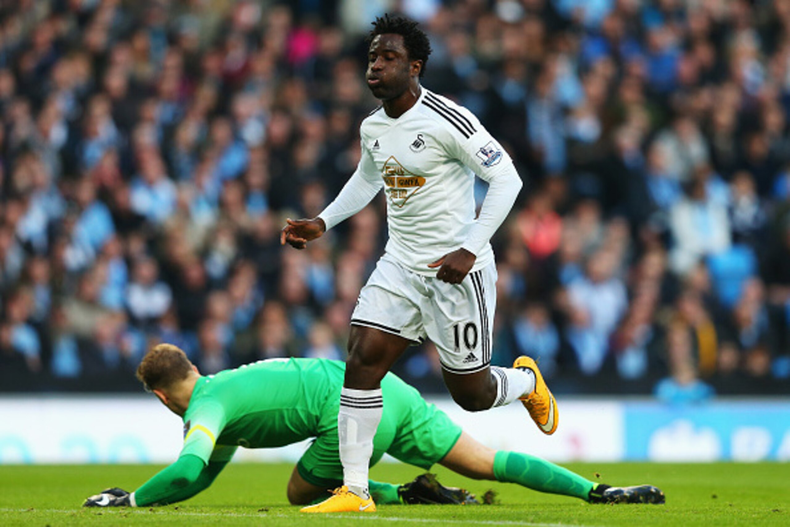 MANCHESTER, ENGLAND - NOVEMBER 22:  Wilfried Bony of Swansea City celebrates his opening goal during the Barclays Premier League match between Manchester City and Swansea City at Etihad Stadium on November 22, 2014 in Manchester, England.  (Photo by Alex 