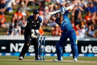 HAMILTON, NEW ZEALAND - JANUARY 15:  Tillakaratne Dilshan of Sri Lanka bats during the One Day International match between New Zealand and Sri Lanka at Seddon Park on January 15, 2015 in Hamilton, New Zealand.  (Photo by Phil Walter/Getty Images)
