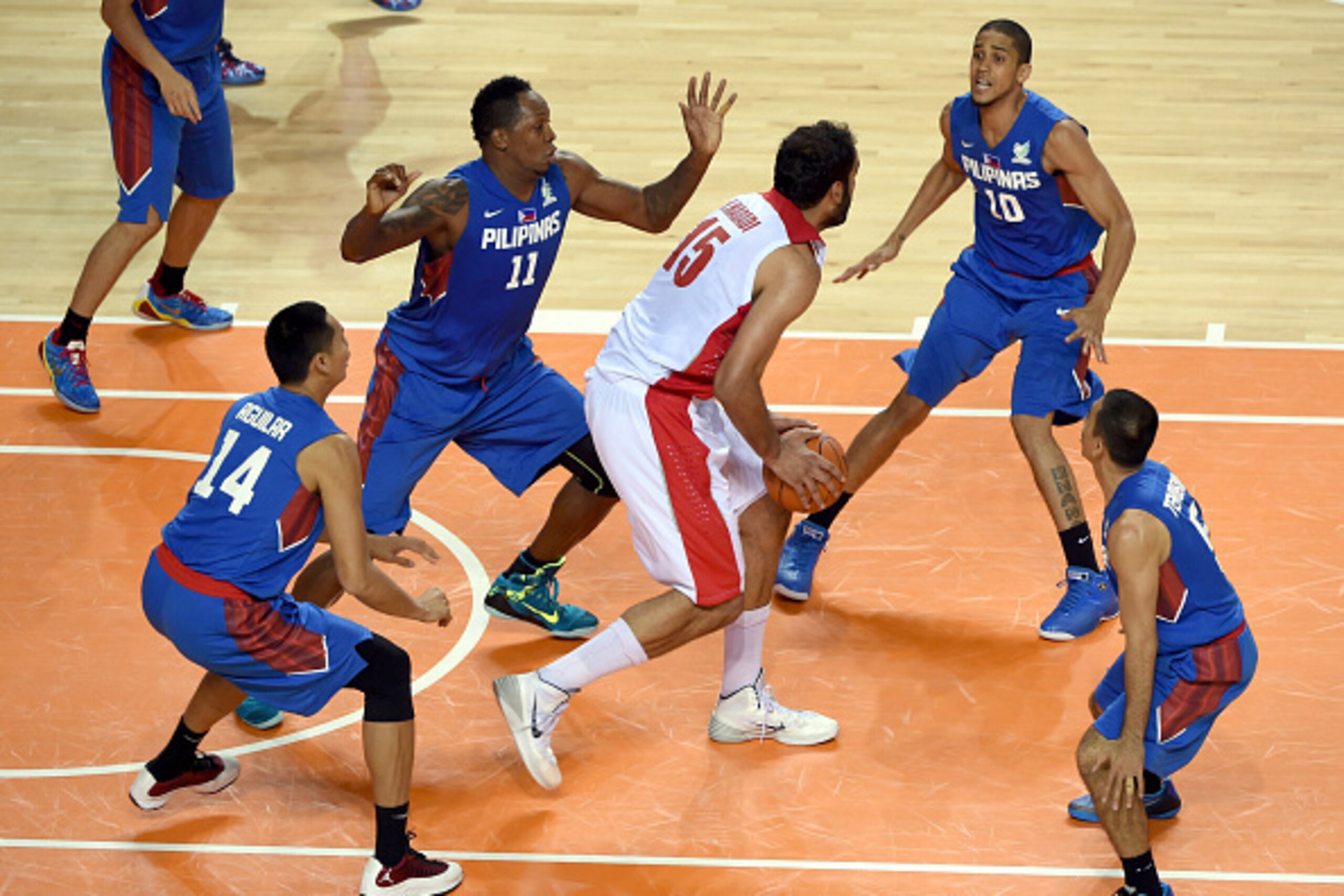 INCHEON, SOUTH KOREA - SEPTEMBER 25:  Hamed Ehadad of Iran is surrounded by the Philippines defenders during the Basketball Mens Pleliminary round match between Iran and the Philippines during day five of the 2014 Asian Games at Hwaseong Sports Complex Gy