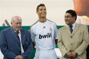 Ronaldo alongside Alfredo di Stefano (left) and Eusebio (right).
