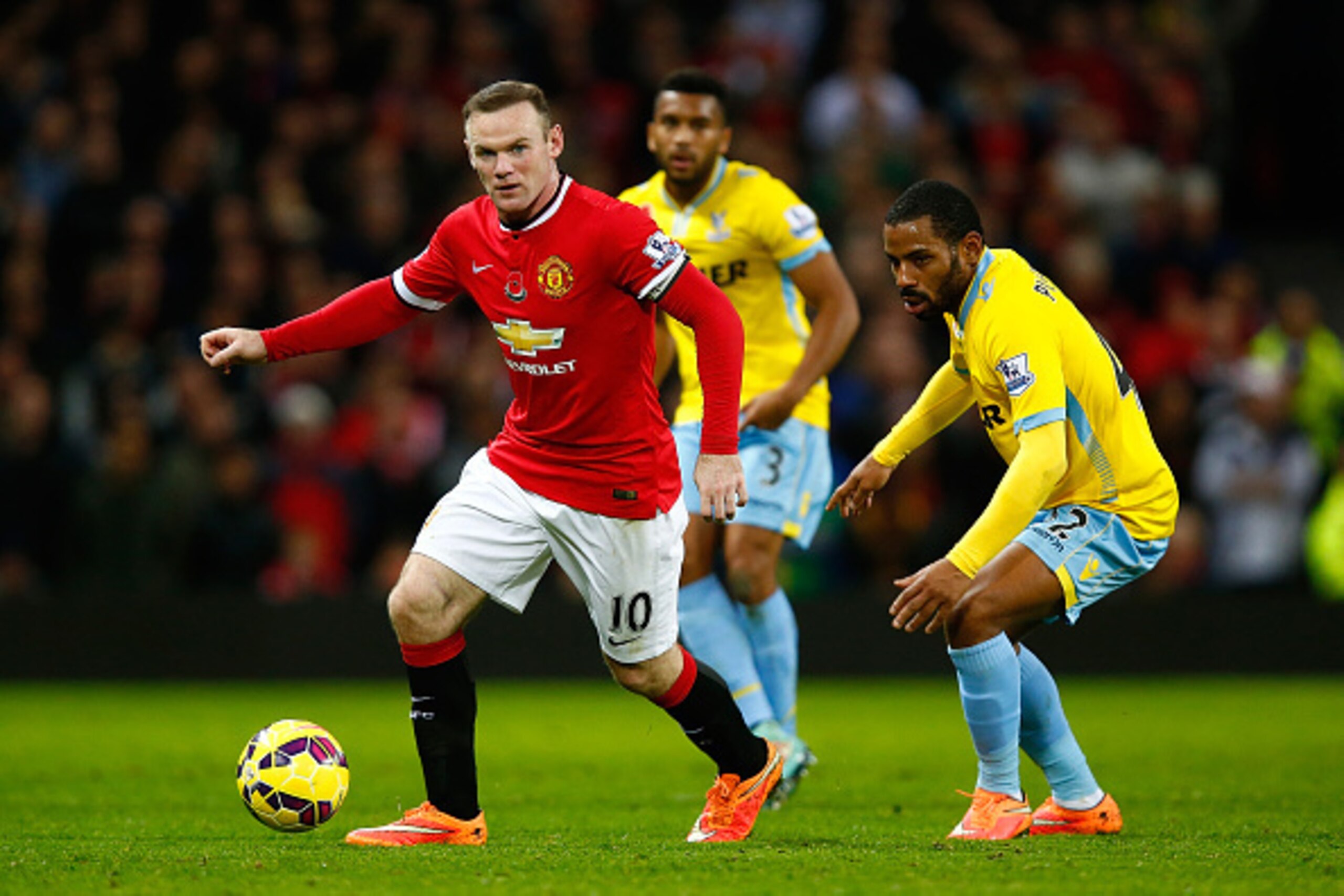 MANCHESTER, ENGLAND - NOVEMBER 08: Wayne Rooney of Manchester United competes with Jason Puncheon of Crystal Palace during the Barclays Premier League match between Manchester United and Crystal Palace at Old Trafford on November 8, 2014 in Manchester, E MANCHESTER, ENGLAND - NOVEMBER 08: Wayne Rooney of Manchester United competes with Jason Puncheon of Crystal Palace during the Barclays Premier League match between Manchester United and Crystal Palace at Old Trafford on November 8, 2014 in Manchester, E