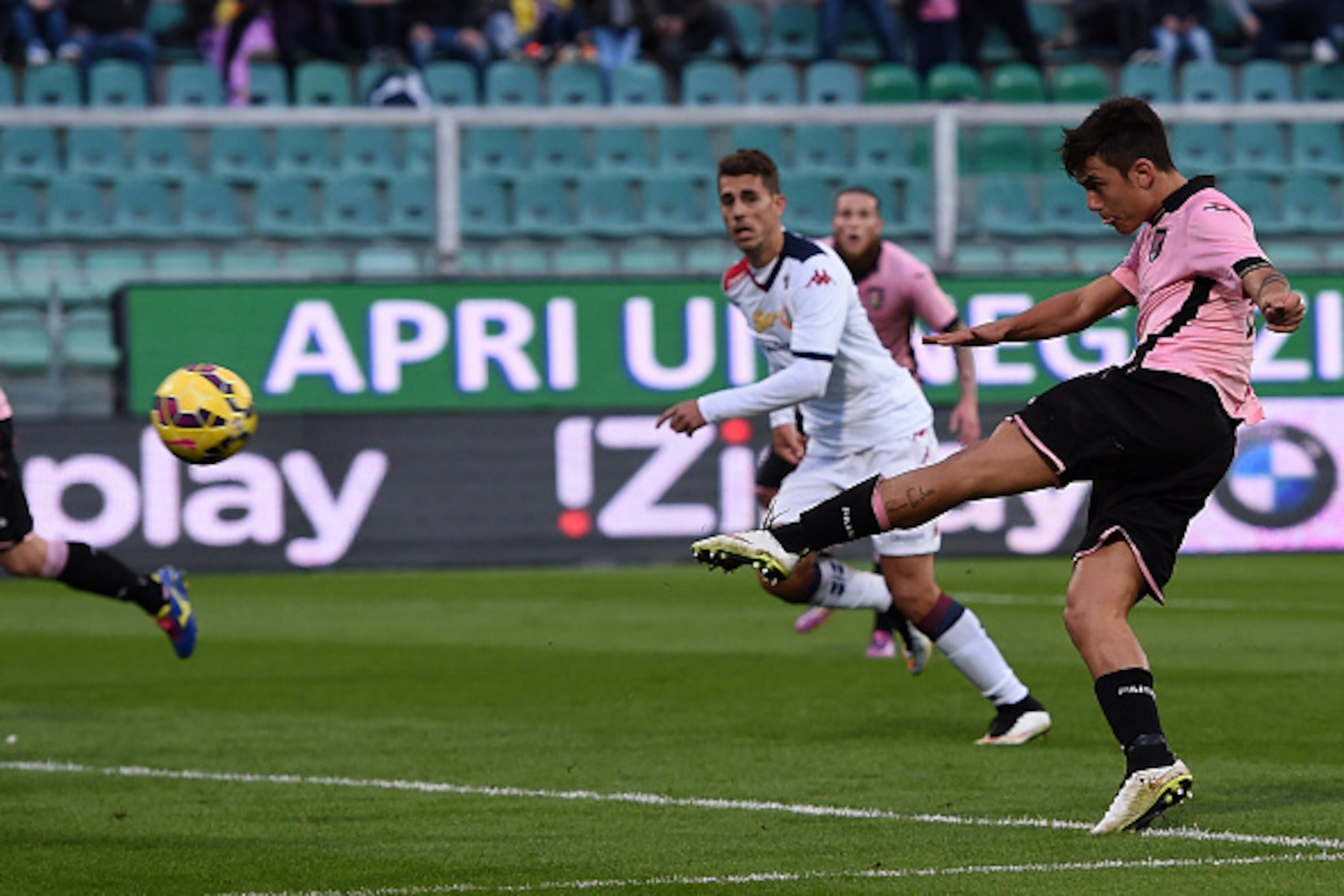PALERMO, ITALY - JANUARY 06:  Paulo Dybala of Palermo scores his team's fourth goal during the Serie A match between US Citta di Palermo and Cagliari Calcio at Stadio Renzo Barbera on January 6, 2015 in Palermo, Italy.  (Photo by Tullio M. Puglia/Getty Im
