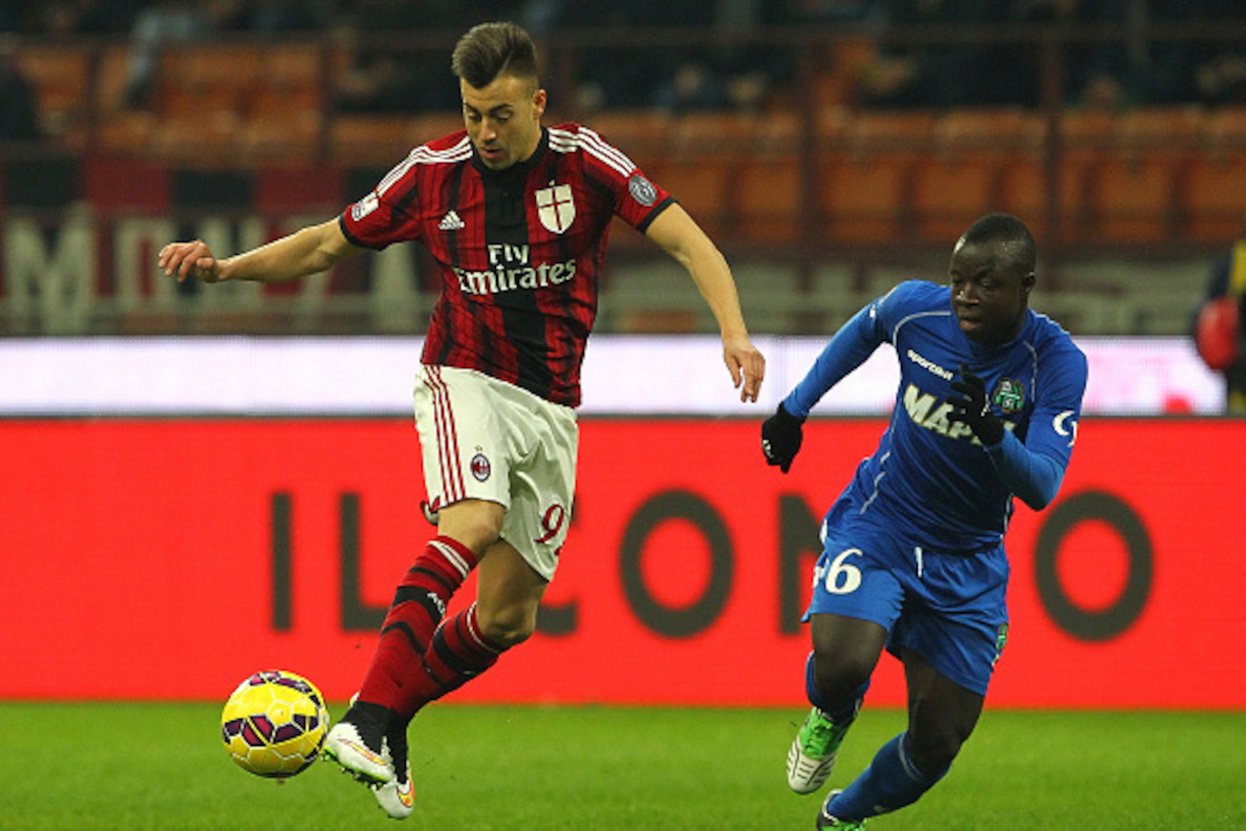 MILAN, ITALY - JANUARY 13:  Stephan El Shaarawy (L) of AC Milan in action during the TIM Cup match between AC Milan and US Sassuolo Calcio at Stadio Giuseppe Meazza on January 13, 2015 in Milan, Italy.  (Photo by Marco Luzzani/Getty Images)