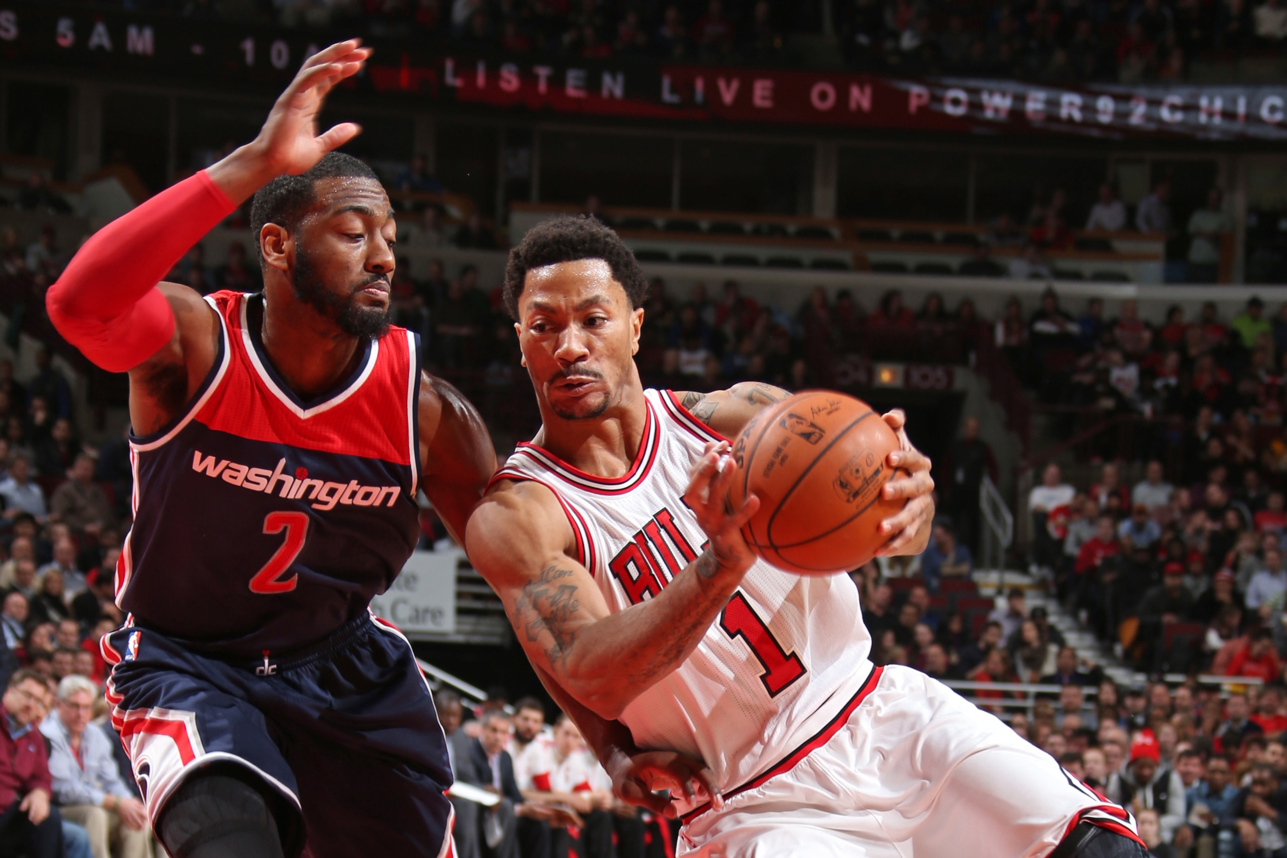 CHICAGO, IL - JANUARY 14:  Derrick Rose #1 of the Chicago Bulls drives to the basket against John Wall #2 of the Washington Wizards on January 14, 2015 at the United Center in Chicago, Illinois. NOTE TO USER: User expressly acknowledges and agrees that, b