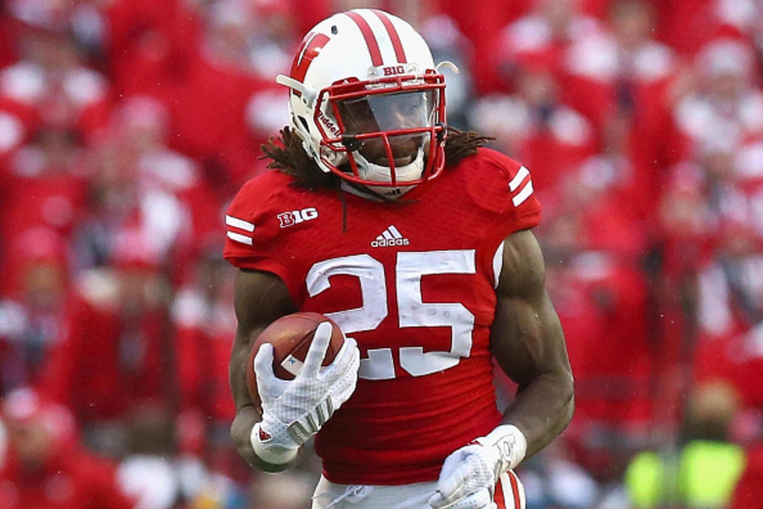 MADISON, WI - NOVEMBER 15:  Melvin Gordon #25 of the Wisconsin Badgers runs the ball against the Nebraska Cornhuskers at Camp Randall Stadium on November 15, 2014 in Madison, Wisconsin.  (Photo by Ronald Martinez/Getty Images)