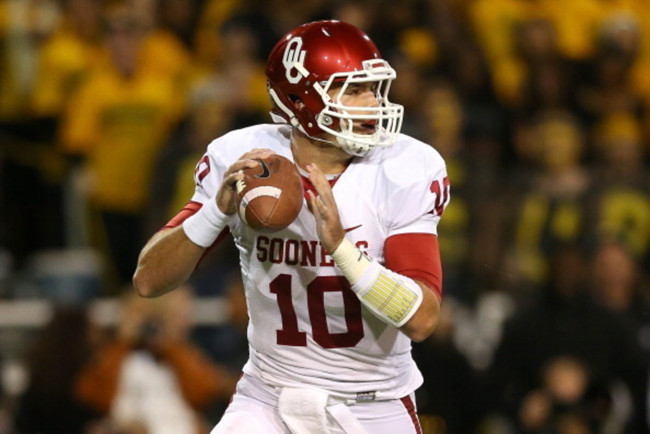 WACO, TX - NOVEMBER 07:  Quarterback Blake Bell #10 of the Oklahoma Sooners looks to pass in the first quarter against the Baylor Bears at Floyd Casey Stadium on November 7, 2013 in Waco, Texas.  (Photo by Ronald Martinez/Getty Images)