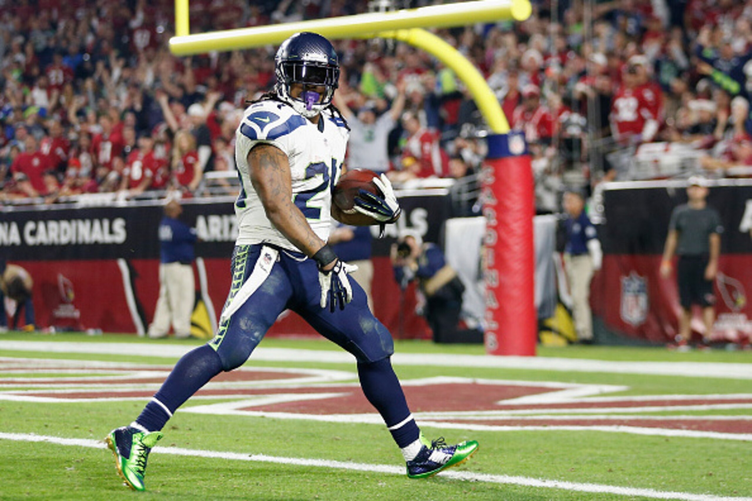 GLENDALE, AZ - DECEMBER 21:  Running back Marshawn Lynch #24 of the Seattle Seahawks runs the football to score a 79 yard touchdown in the fourth quarter during the NFL game against the Arizona Cardinals at the University of Phoenix Stadium on December 21