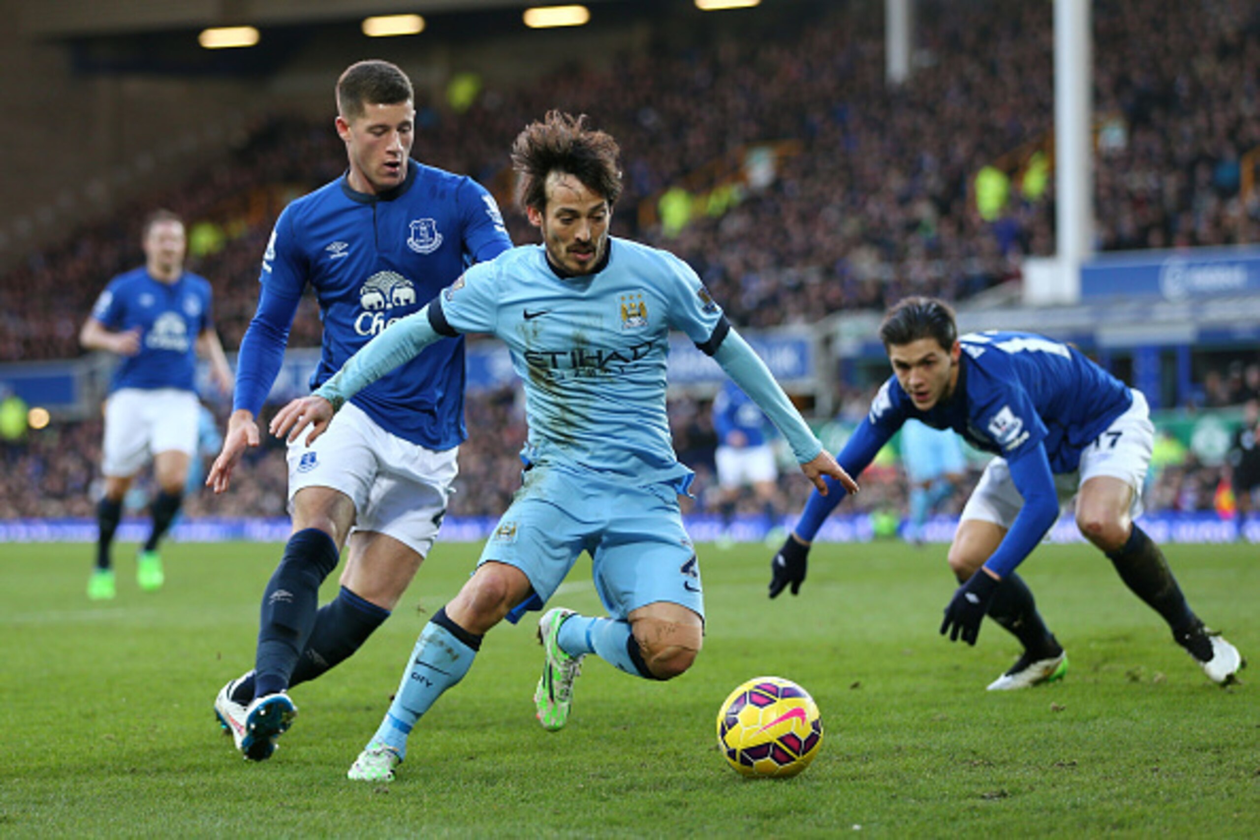 LIVERPOOL, ENGLAND - JANUARY 10:  David Silva of Manchester City is closed down by Ross Barkley of Everton and Muhamed Besic of Everton during the Barclays Premier League match between Everton and Manchester City at Goodison Park on January 10, 2015 in Li