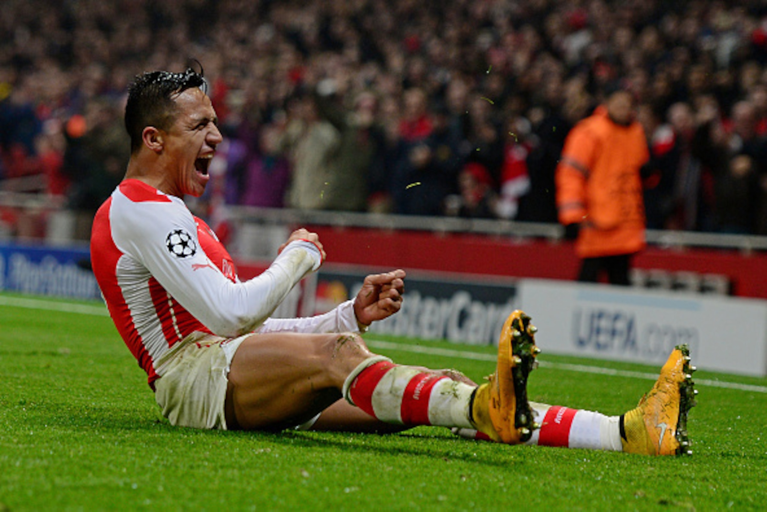 LONDON, ENGLAND - NOVEMBER 26:  Alexis Sanchez of Arsenal celebrates after scoring his team's second goal during the UEFA Champions League Group D match between Arsenal and Borussia Dortmund at the Emirates Stadium on November 26, 2014 in London, United K