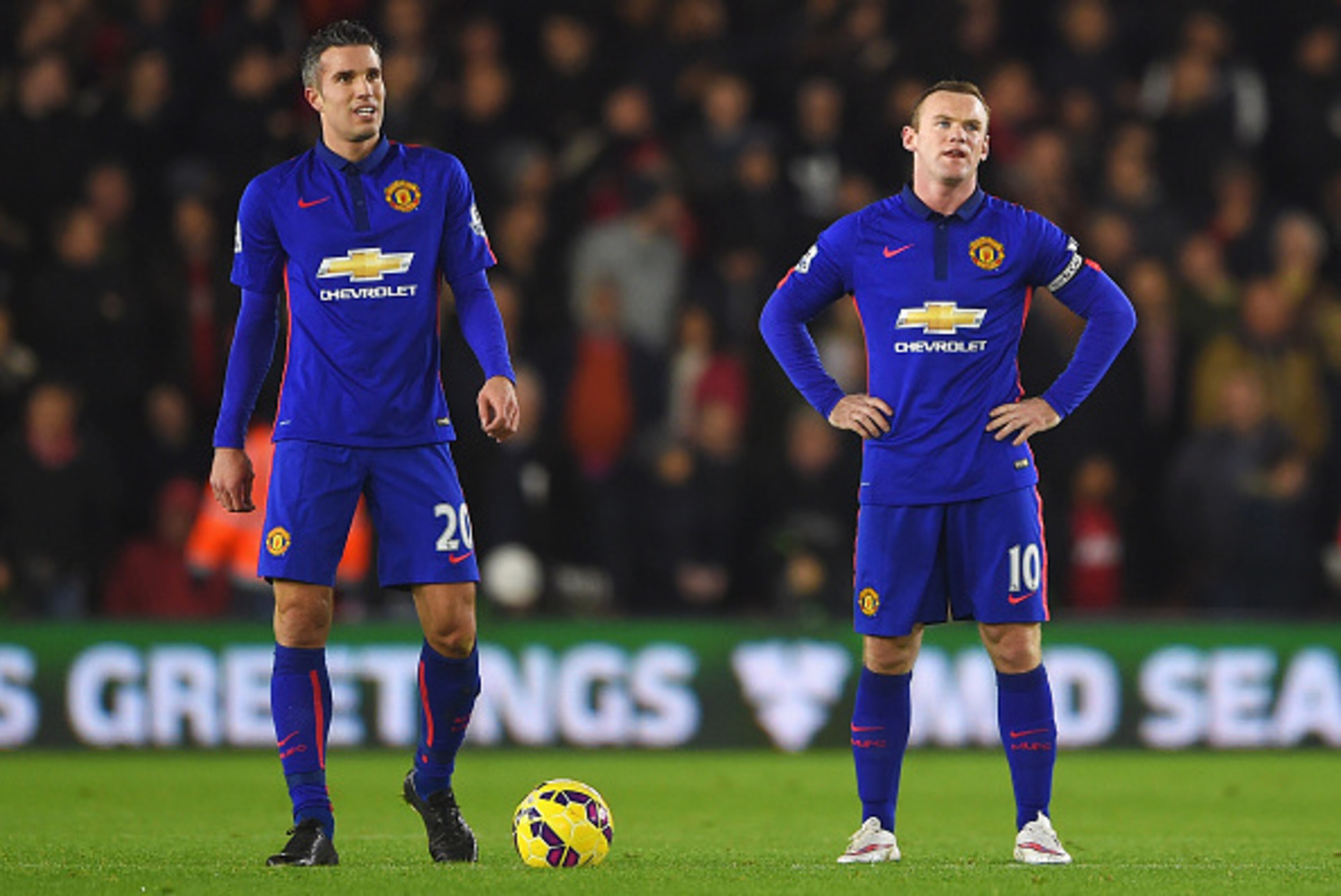 SOUTHAMPTON, ENGLAND - DECEMBER 08:  Robin van Persie and Wayne Rooney of Manchester United look dejected after the equalising goal by Graziano Pelle of Southampton during the Barclays Premier League match between Southampton and Manchester United at St M