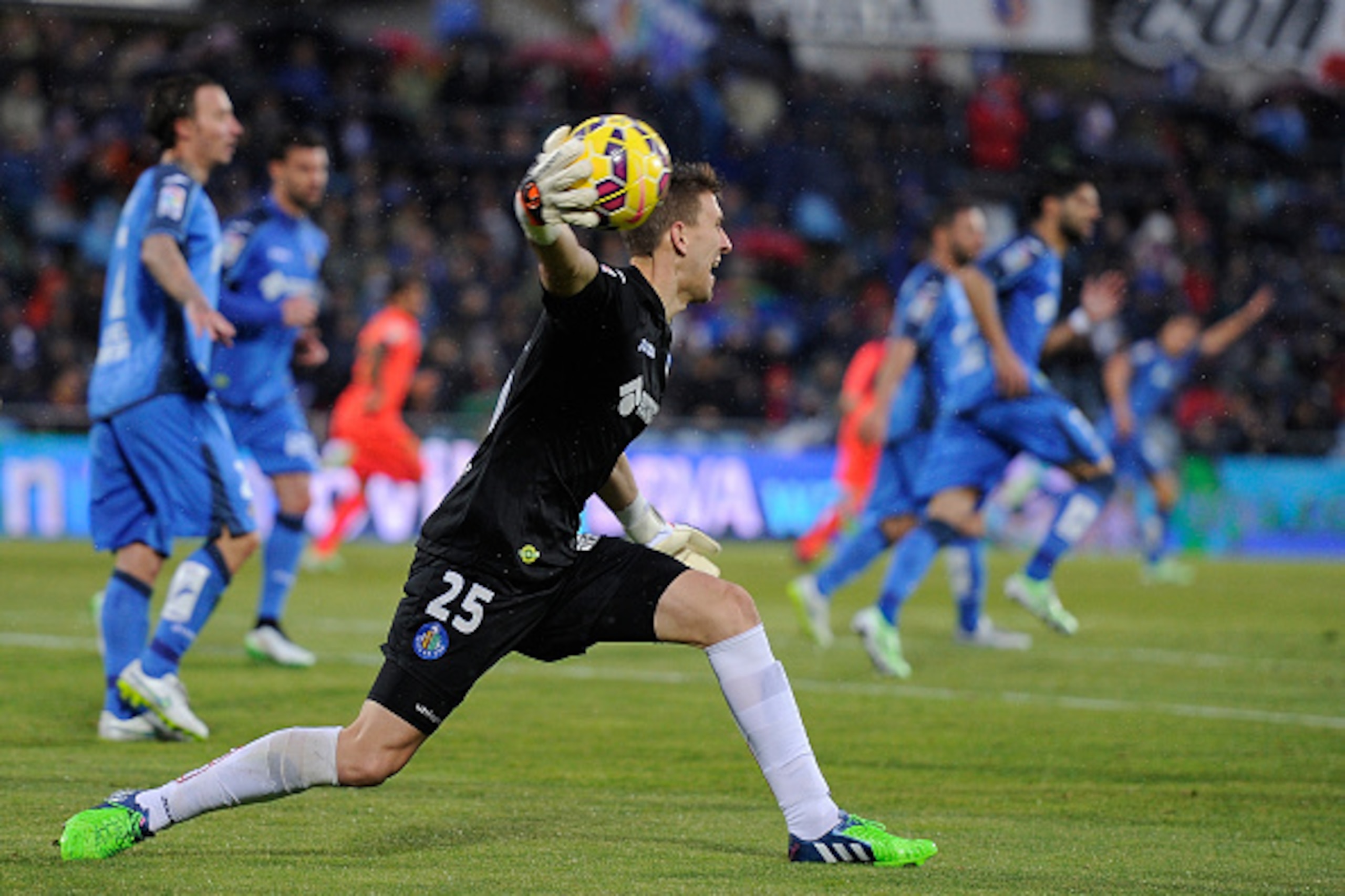 GETAFE, SPAIN - DECEMBER 13: Vicente Guaita of Getafe CF throws the ball  during the La Liga match between Getafe CF and FC Barcelona at the Alfonso Perez stadium on December 13, 2014 in Getafe, Spain.  (Photo by Denis Doyle/Getty Images)