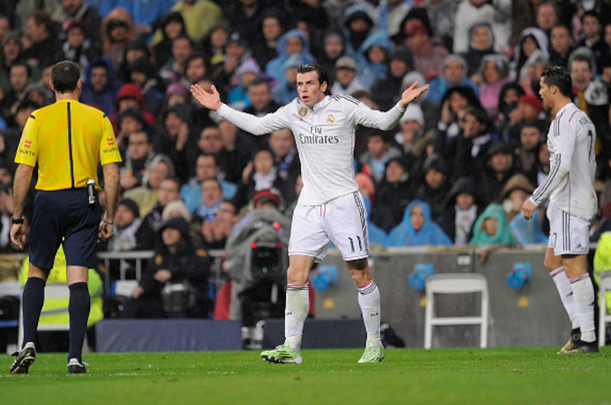 MADRID, SPAIN - JANUARY 15: Gareth Bale of Real Madrid argues with referee Antono Miguel Mateu Lahoz during the Copa del Rey Round of 16, Second leg match between Real Madrid and Atletico de Madrid at Estadio Santiago Bernabeu on January 15, 2015 in Madri