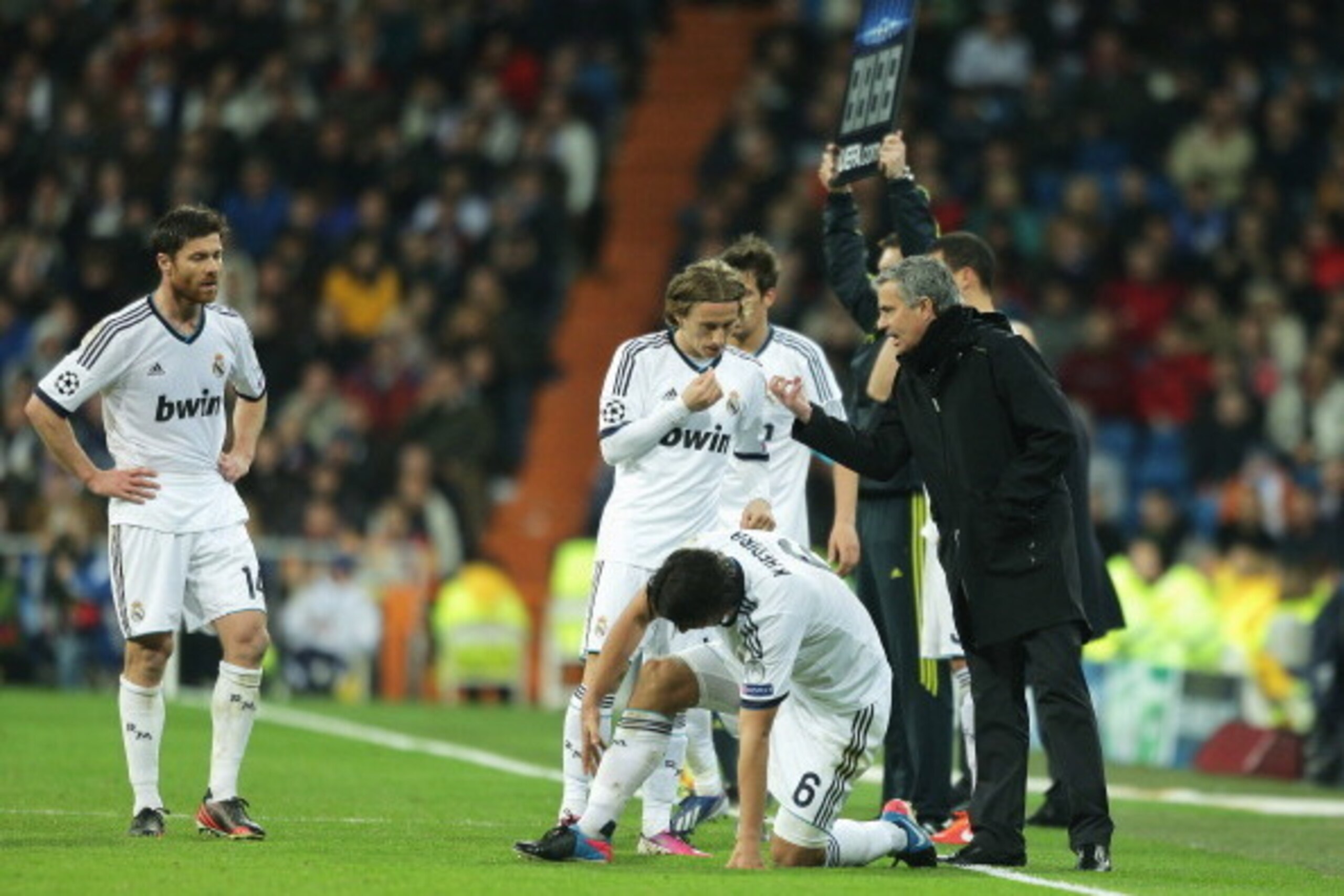MADRID, SPAIN - APRIL 03:  Real Madrid coach Jose Mourinho talks to Luka Modric of Real Madrid during the UEFA Champions League Quarter Final first leg match between Real Madrid and Galatasaray at Estadio Santiago Bernabeu on April 3, 2013 in Madrid, Spai