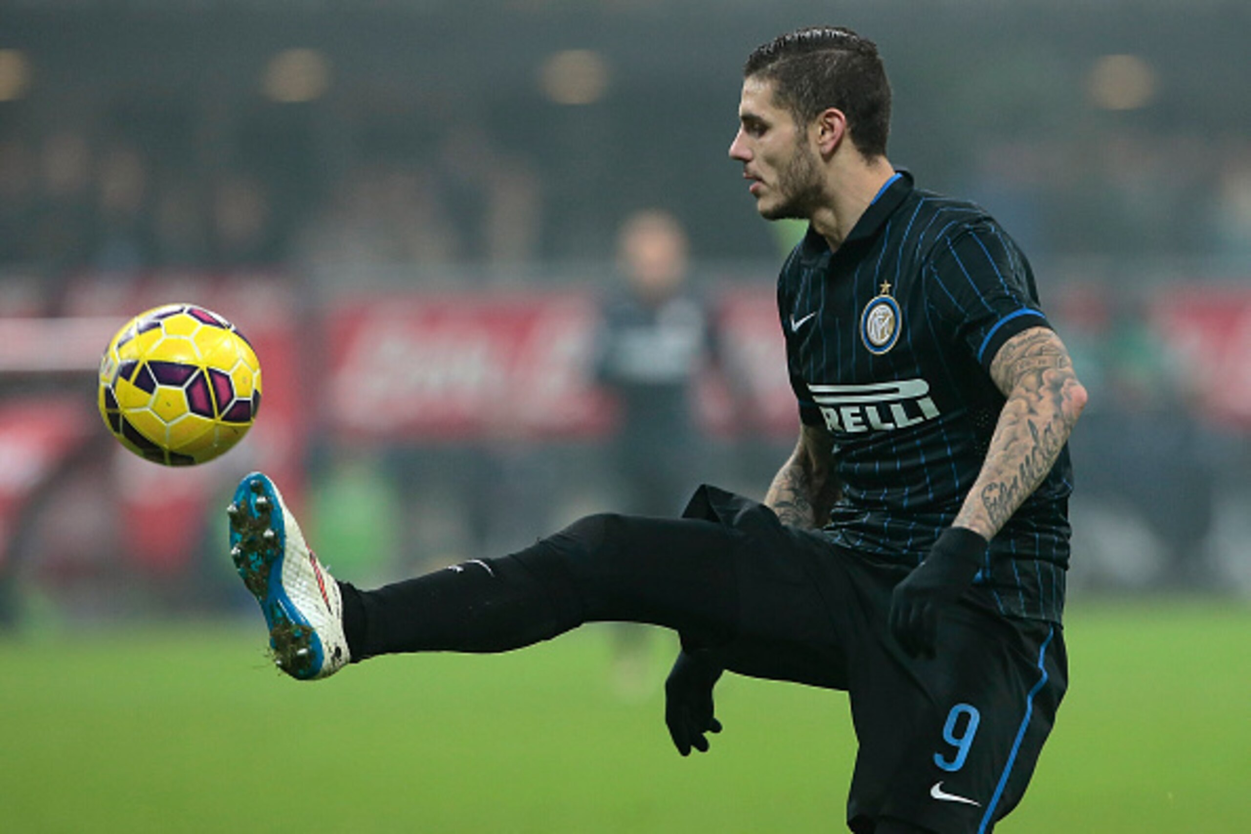 MILAN, ITALY - DECEMBER 21:  Mauro Emanuel Icardi of FC Internazionale Milano controls the ball during the Serie A match betweeen FC Internazionale Milano and SS Lazio at Stadio Giuseppe Meazza on December 21, 2014 in Milan, Italy.  (Photo by Marco Luzzan
