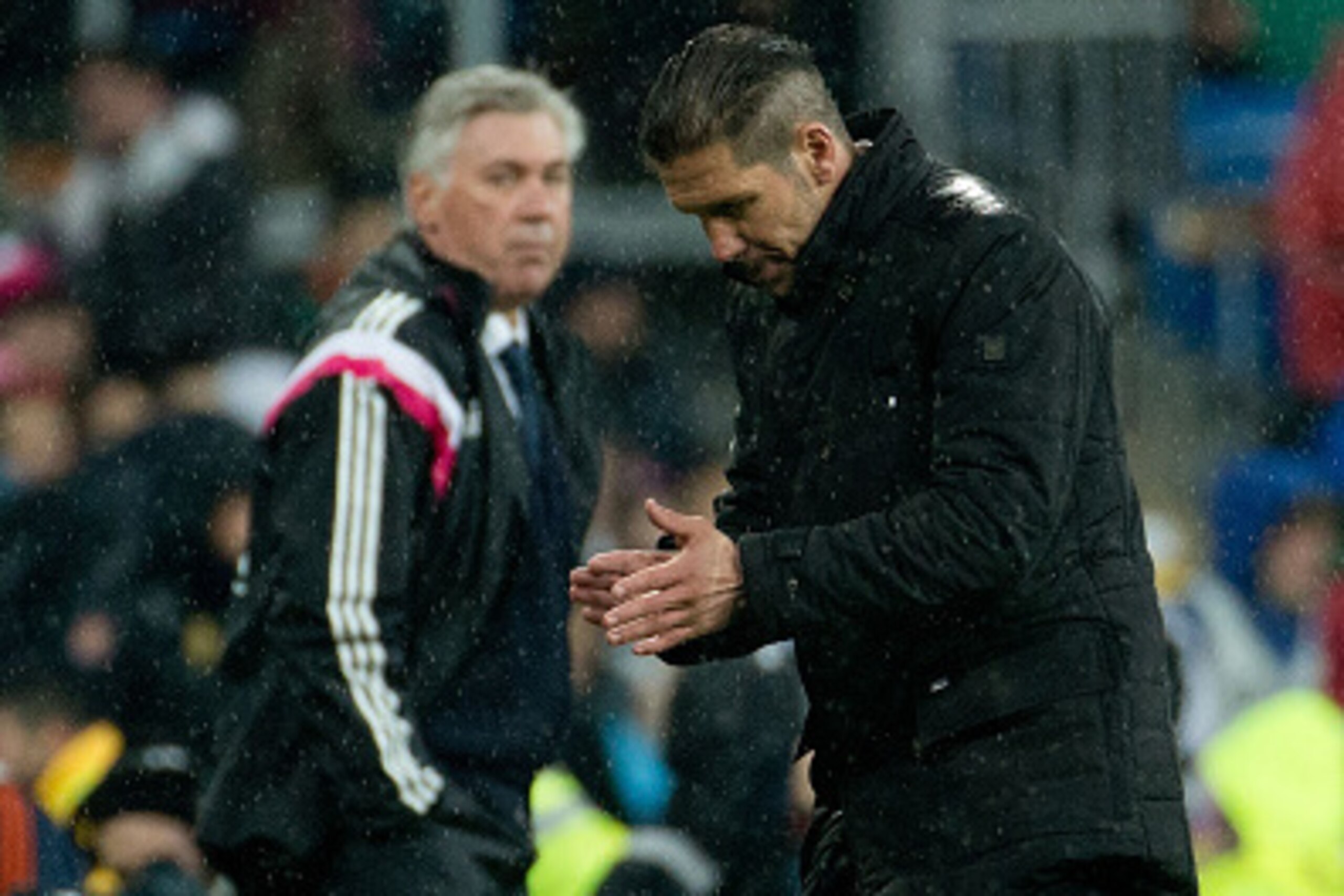MADRID, SPAIN - JANUARY 15: Head coach Diego Pablo Simeone of Atletico de Madrid claps near head coach Carlo Ancelotti of Real Madrid CF after the Copa del Rey Round of 16  second leg match between Real Madrid CF and Club Atletico de Madrid at Estadio San
