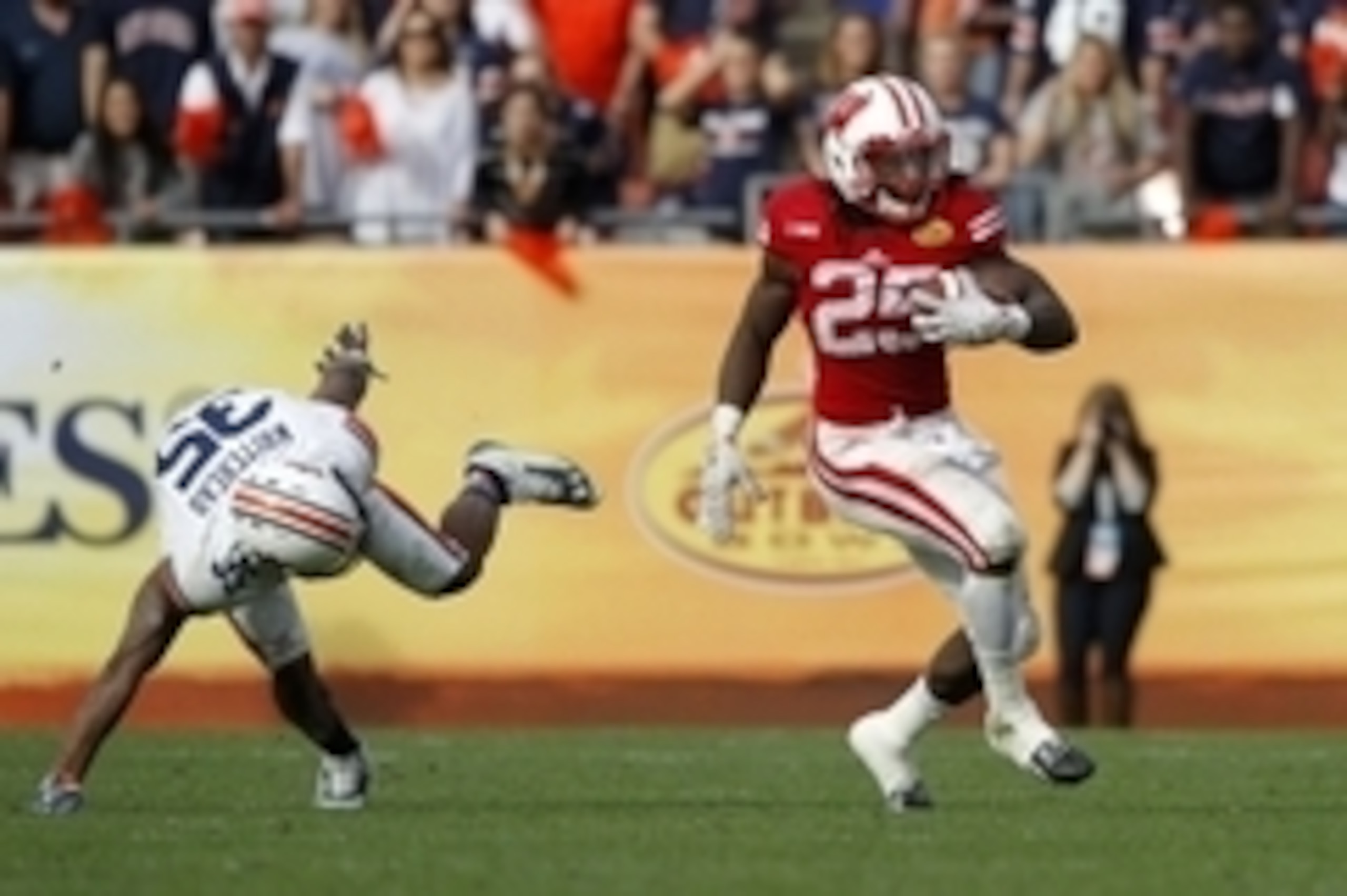 Jan 1, 2015; Tampa, FL, USA; Wisconsin Badgers running back Melvin Gordon (25) runs with the ball against the Auburn Tigers during the second half in the 2015 Outback Bowl at Raymond James Stadium. Wisconsin Badgers defeated the Auburn Tigers 34-31 in ove