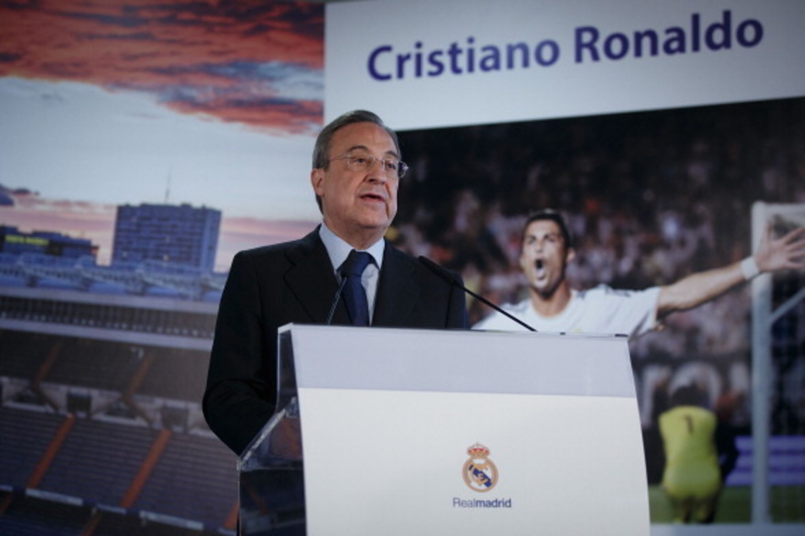 MADRID, SPAIN - SEPTEMBER 15:  President Florentino Perez attends the media after Cristiano Ronaldo«s Signing Contract Renewal For Real Madrid at Estadio Santiago Bernabeu on September 15, 2013 in Madrid, Spain.  (Photo by Gonzalo Arroyo Moreno/Getty Imag