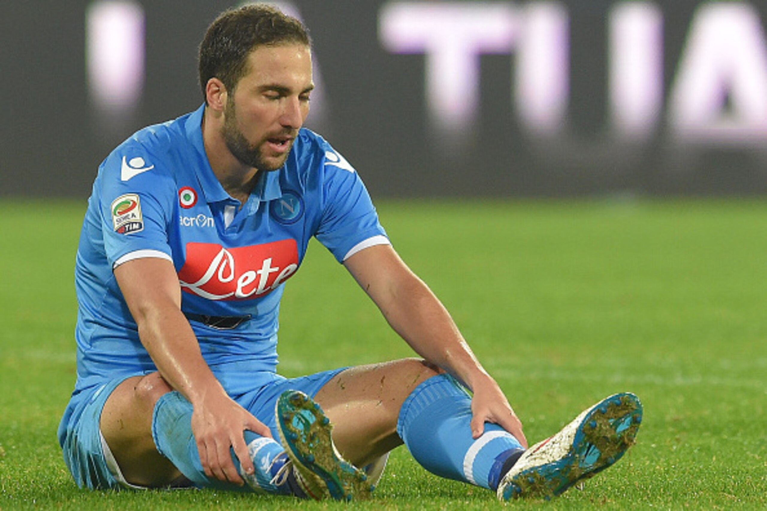 NAPLES, ITALY - JANUARY 11:  Gonzalo Higuain of Napoli during the Serie A match between SSC Napoli and Juventus FC at Stadio San Paolo on January 11, 2015 in Naples, Italy.  (Photo by Giuseppe Bellini/Getty Images)