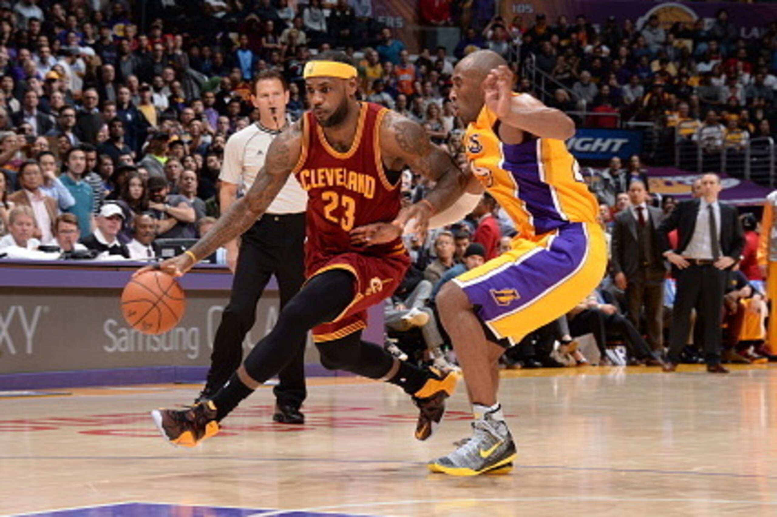 LOS ANGELES, CA - JANUARY 15:  LeBron James #23 of the Cleveland Cavaliers drives to the basket against Kobe Bryant #24 of the Los Angeles Lakers on January 15, 2015 at Staples Center in Los Angeles, California. NOTE TO USER: User expressly acknowledges a