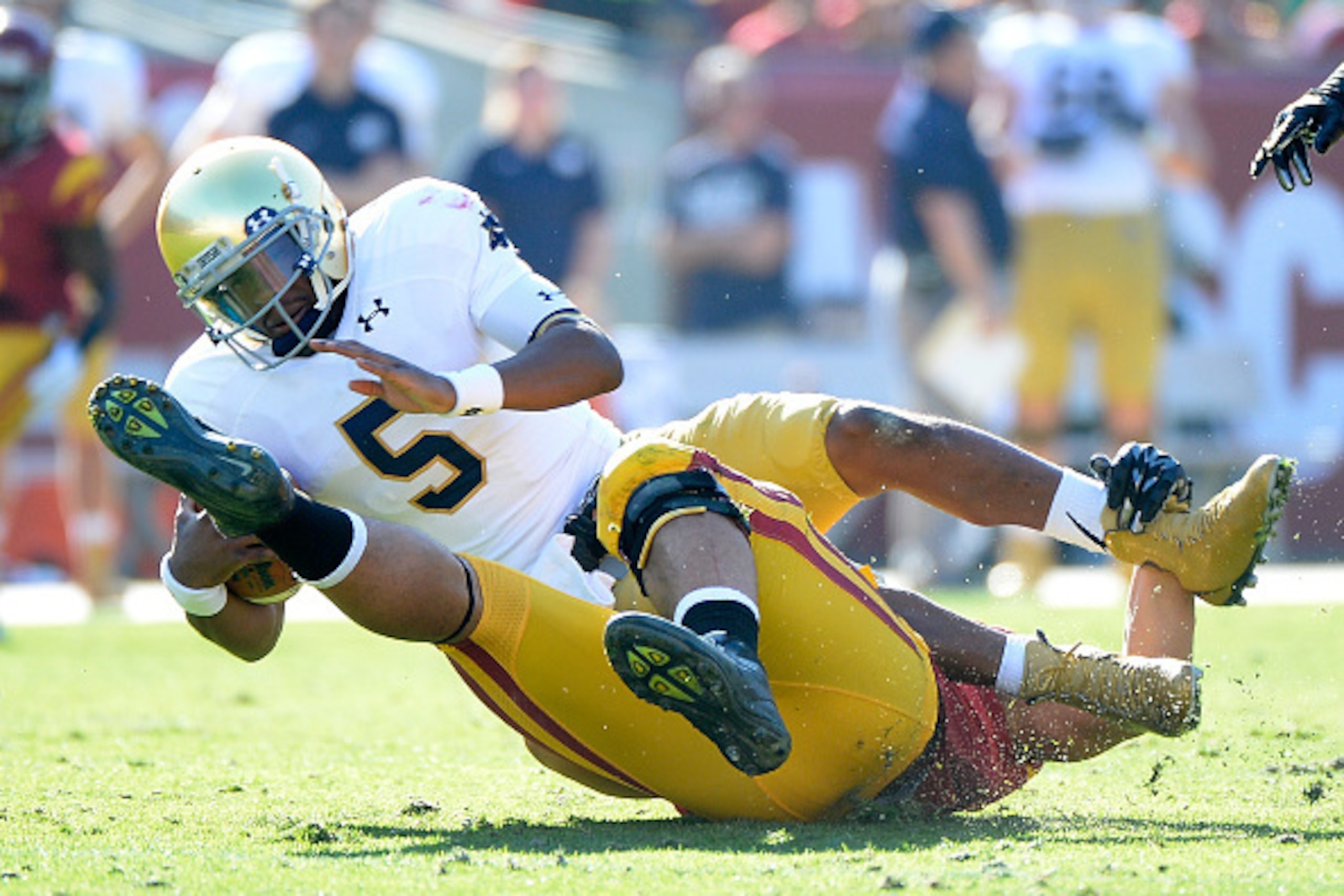 LOS ANGELES, CA - NOVEMBER 29: Everett Golson #5 of the Notre Dame Fighting Irish is sacked by J.R. Tavai #58 of the USC Trojans during the second quarter at Los Angeles Memorial Coliseum on November 29, 2014 in Los Angeles, California. (Photo by Harry LOS ANGELES, CA - NOVEMBER 29: Everett Golson #5 of the Notre Dame Fighting Irish is sacked by J.R. Tavai #58 of the USC Trojans during the second quarter at Los Angeles Memorial Coliseum on November 29, 2014 in Los Angeles, California. (Photo by Harry