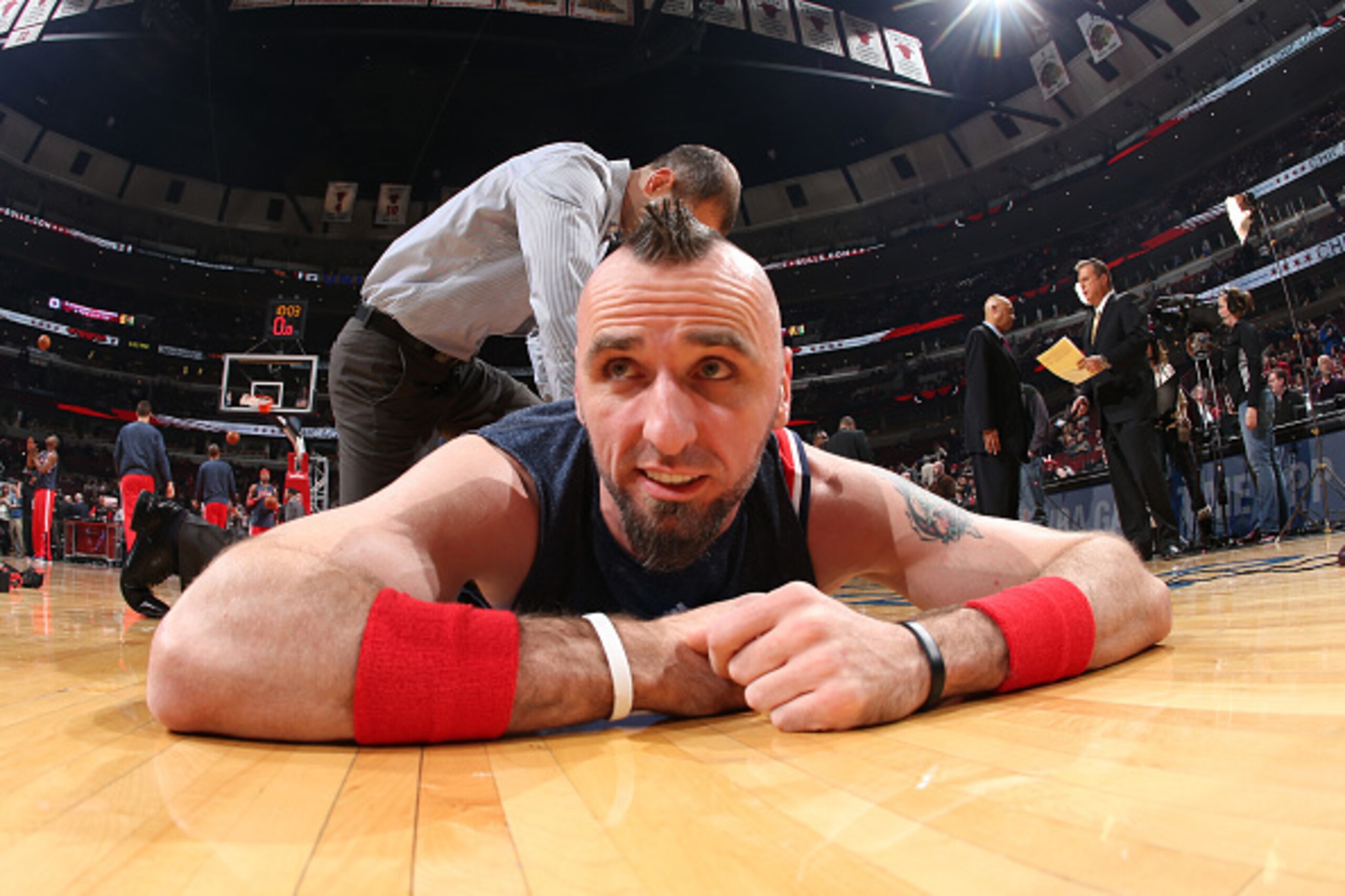CHICAGO, IL - JANUARY 14:  Marcin Gortat #4 of the Washington Wizards stretches before the game against the Chicago Bulls on January 14, 2015 at the United Center in Chicago, Illinois. NOTE TO USER: User expressly acknowledges and agrees that, by download