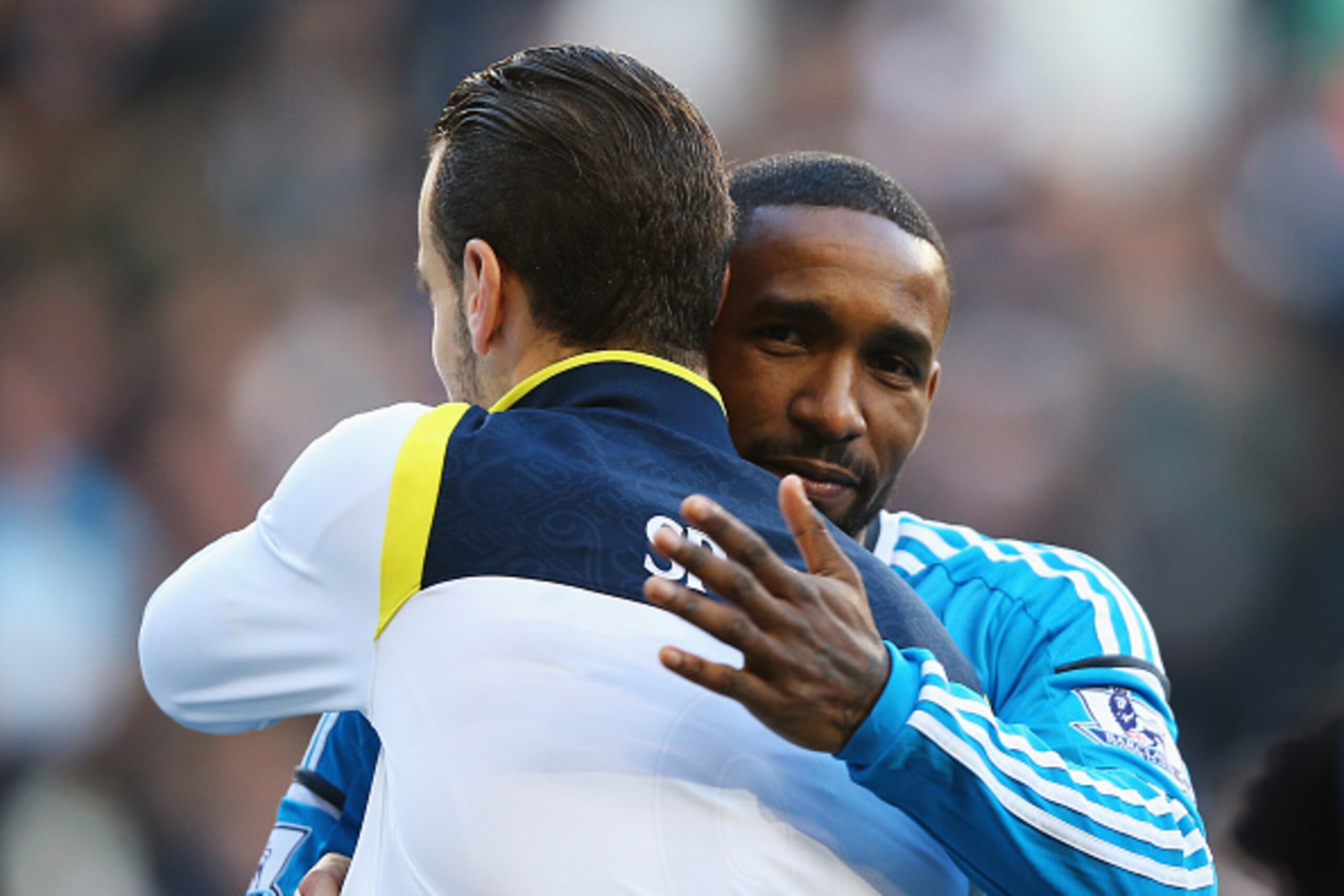 LONDON, ENGLAND - JANUARY 17:  Jermain Defoe of Sunderland hugs Roberto Soldado of Tottenham Hotspur prior to the Barclays Premier League match between Tottenham Hotspur and Sunderland at White Hart Lane on January 17, 2015 in London, England.  (Photo by 
