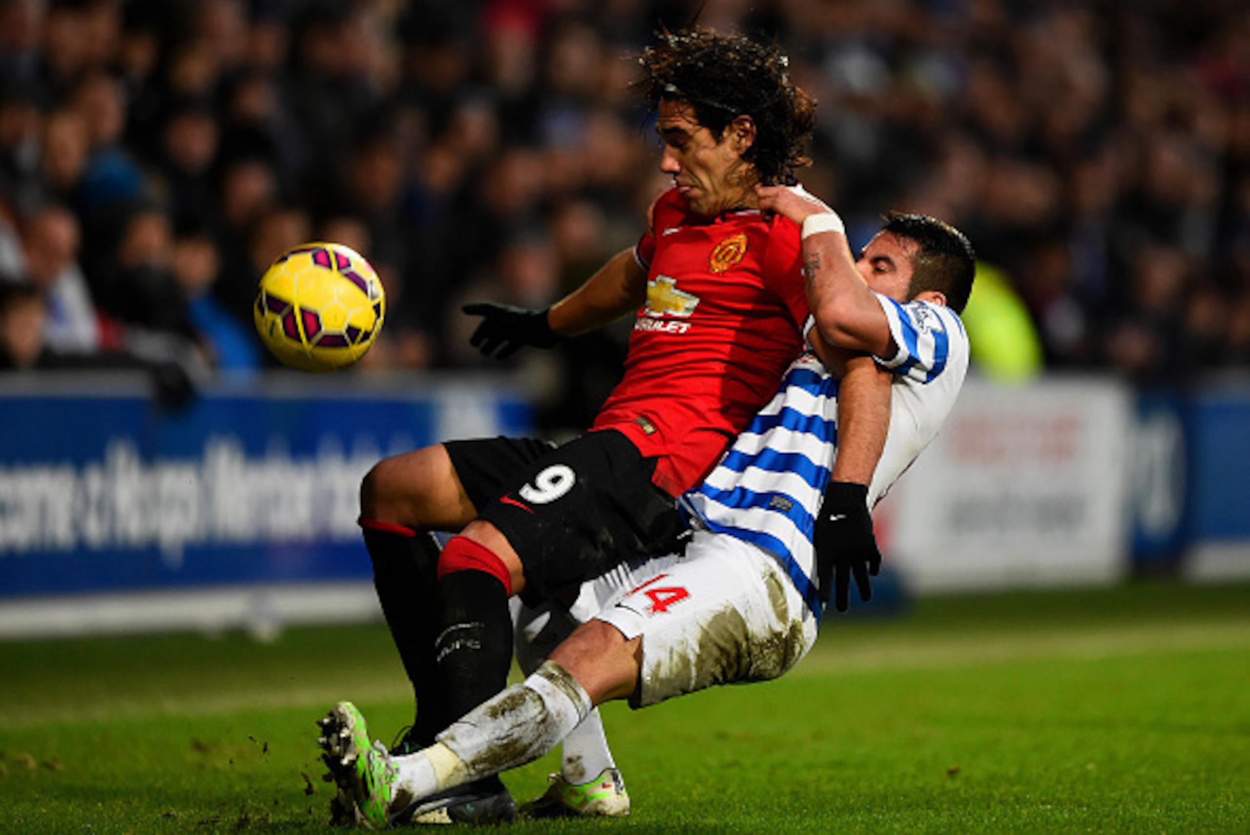 LONDON, ENGLAND - JANUARY 17:  Radamel Falcao Garcia of Manchester United battles for the ball with Mauricio Isla of QPR during the Barclays Premier League match between Queens Park Rangers and Manchester United at Loftus Road on January 17, 2015 in Londo