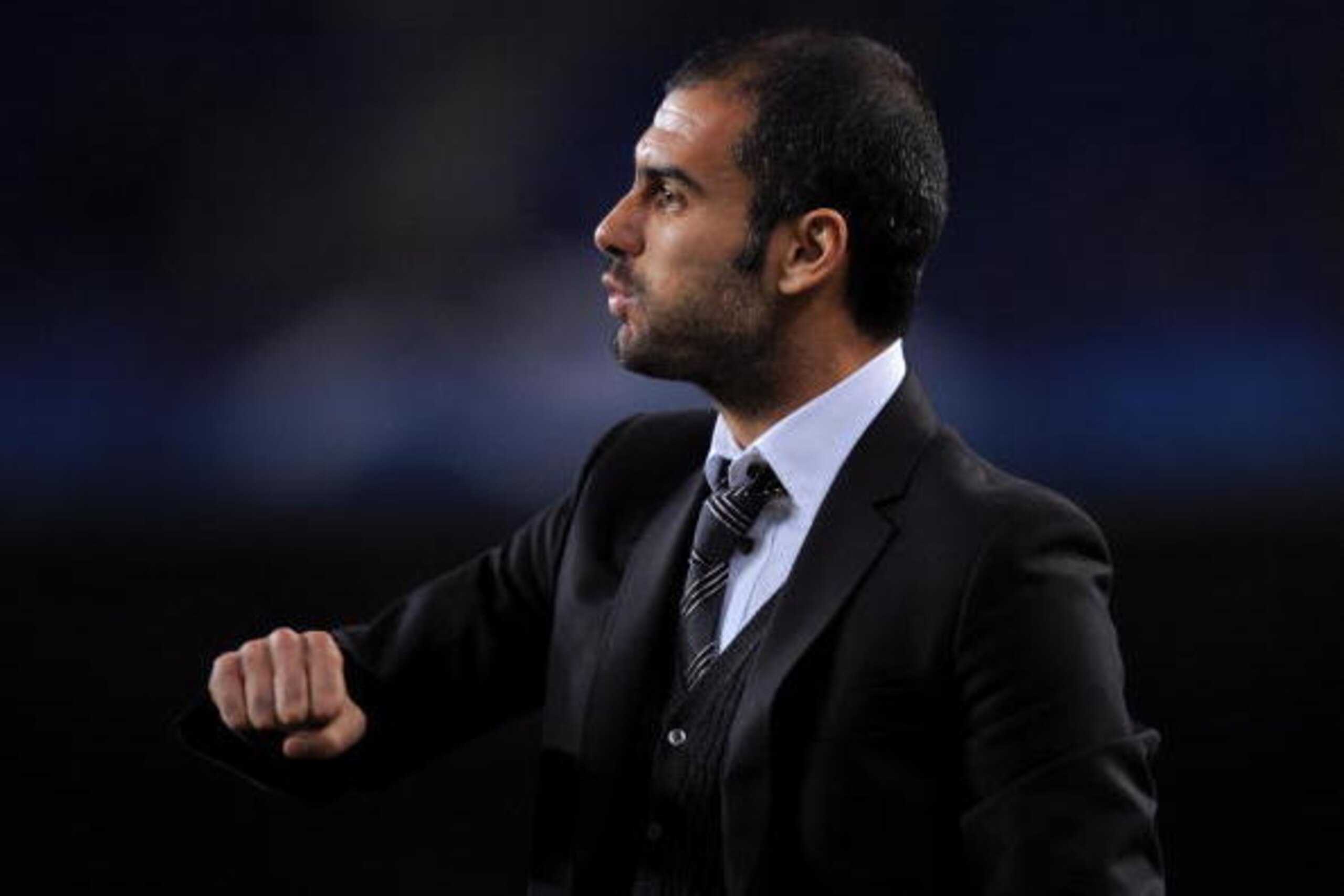 BARCELONA, SPAIN - DECEMBER 09:  Coach Pep Guardiola of Barcelona of Barcelona reacts to his players during the UEFA Champions League Group C match between Barcelona and Shakhtar Donetsk at the Camp Nou stadium on December 9, 2008 in Barcelona, Spain. Bar
