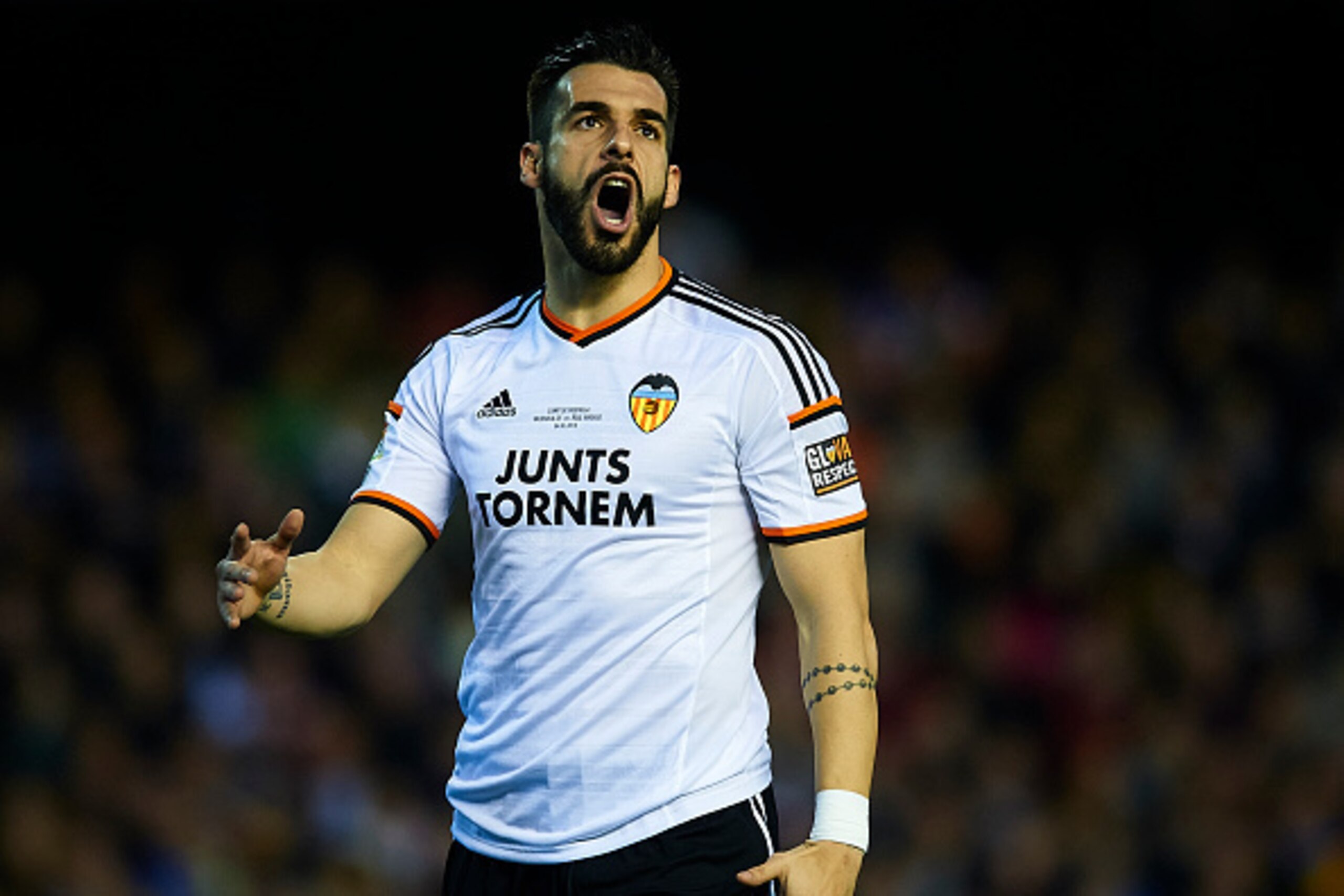 VALENCIA, SPAIN - JANUARY 04:  Alvaro Negredo of Valencia reacts as he fails to score during the La Liga match between Valencia CF and Real Madrid CF at Estadi de Mestalla on January 4, 2015 in Valencia, Spain.  (Photo by Manuel Queimadelos Alonso/Getty I