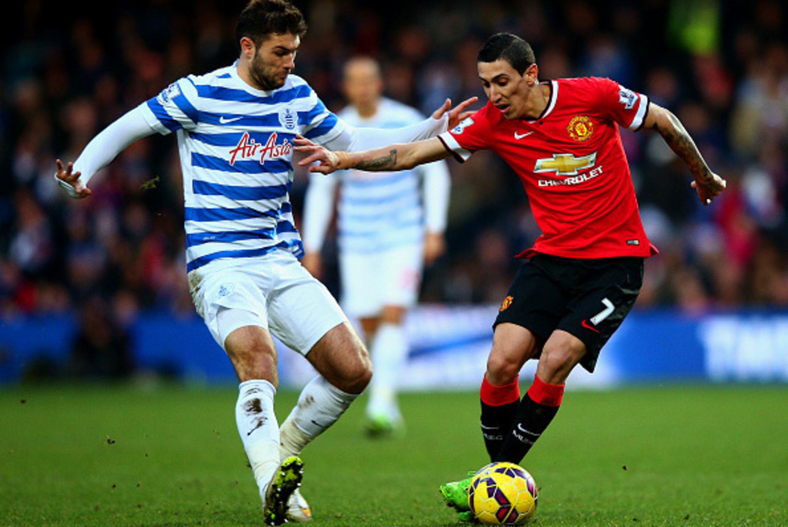 LONDON, ENGLAND - JANUARY 17:  Angel di Maria of Manchester United battles for the ball with Charlie Austin of QPR during the Barclays Premier League match between Queens Park Rangers and Manchester United at Loftus Road on January 17, 2015 in London, Eng