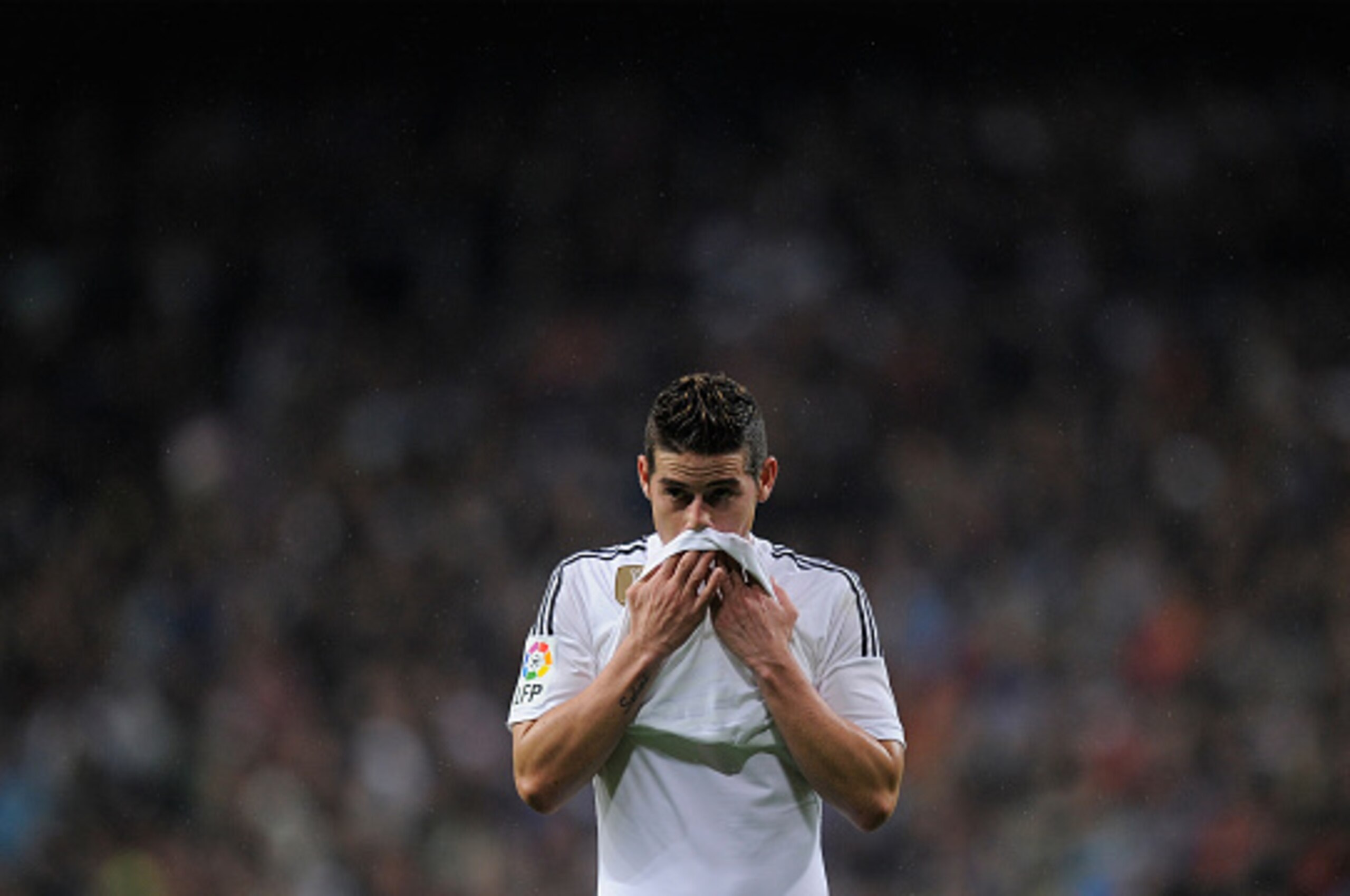MADRID, SPAIN - JANUARY 15:  James Rodriguez of Real Madrid reacts during the Copa del Rey Round of 16, Second leg match between Real Madrid and Atletico de Madrid at Estadio Santiago Bernabeu on January 15, 2015 in Madrid, Spain.  (Photo by Denis Doyle/G