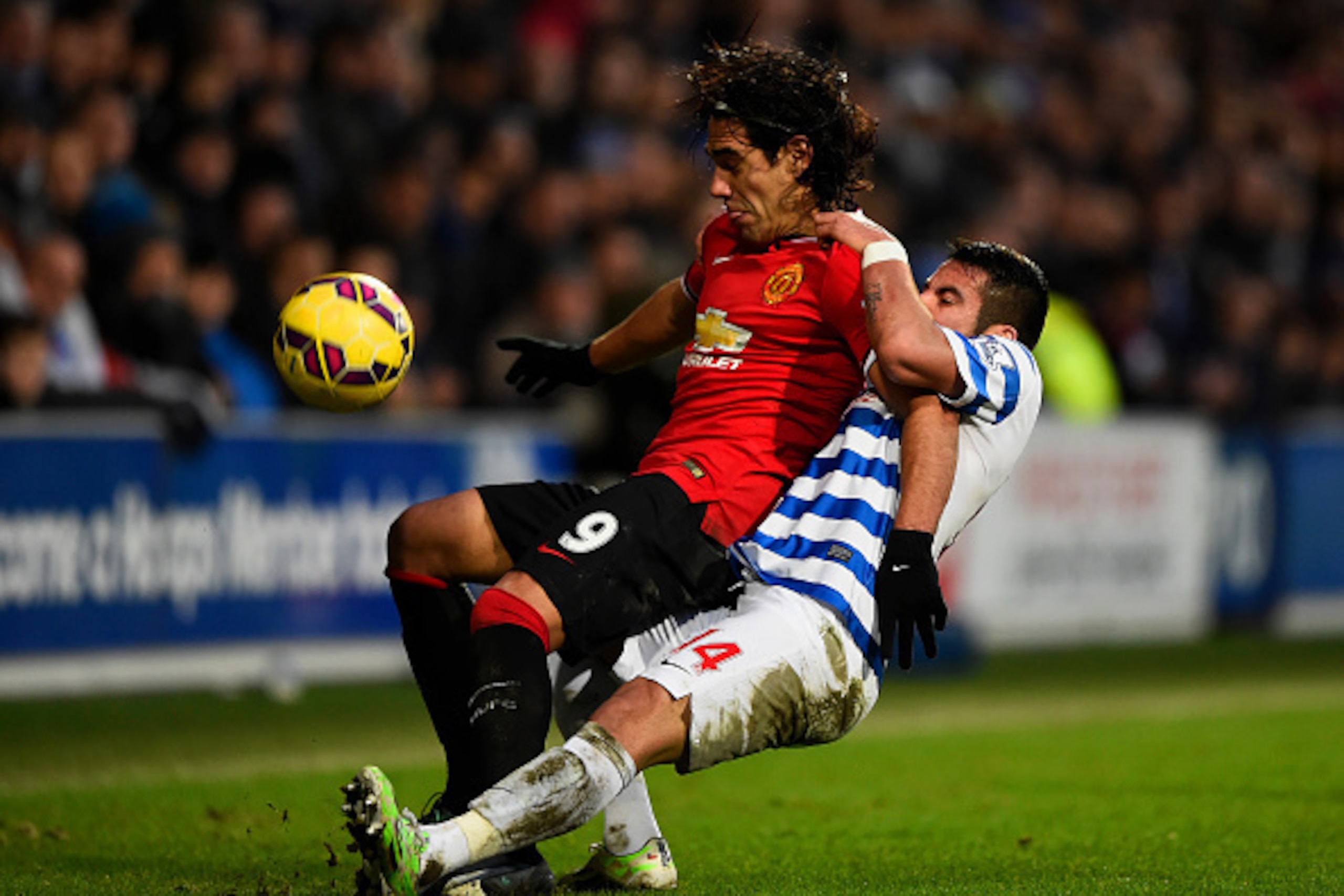 LONDON, ENGLAND - JANUARY 17:  Radamel Falcao Garcia of Manchester United battles for the ball with Mauricio Isla of QPR during the Barclays Premier League match between Queens Park Rangers and Manchester United at Loftus Road on January 17, 2015 in Londo