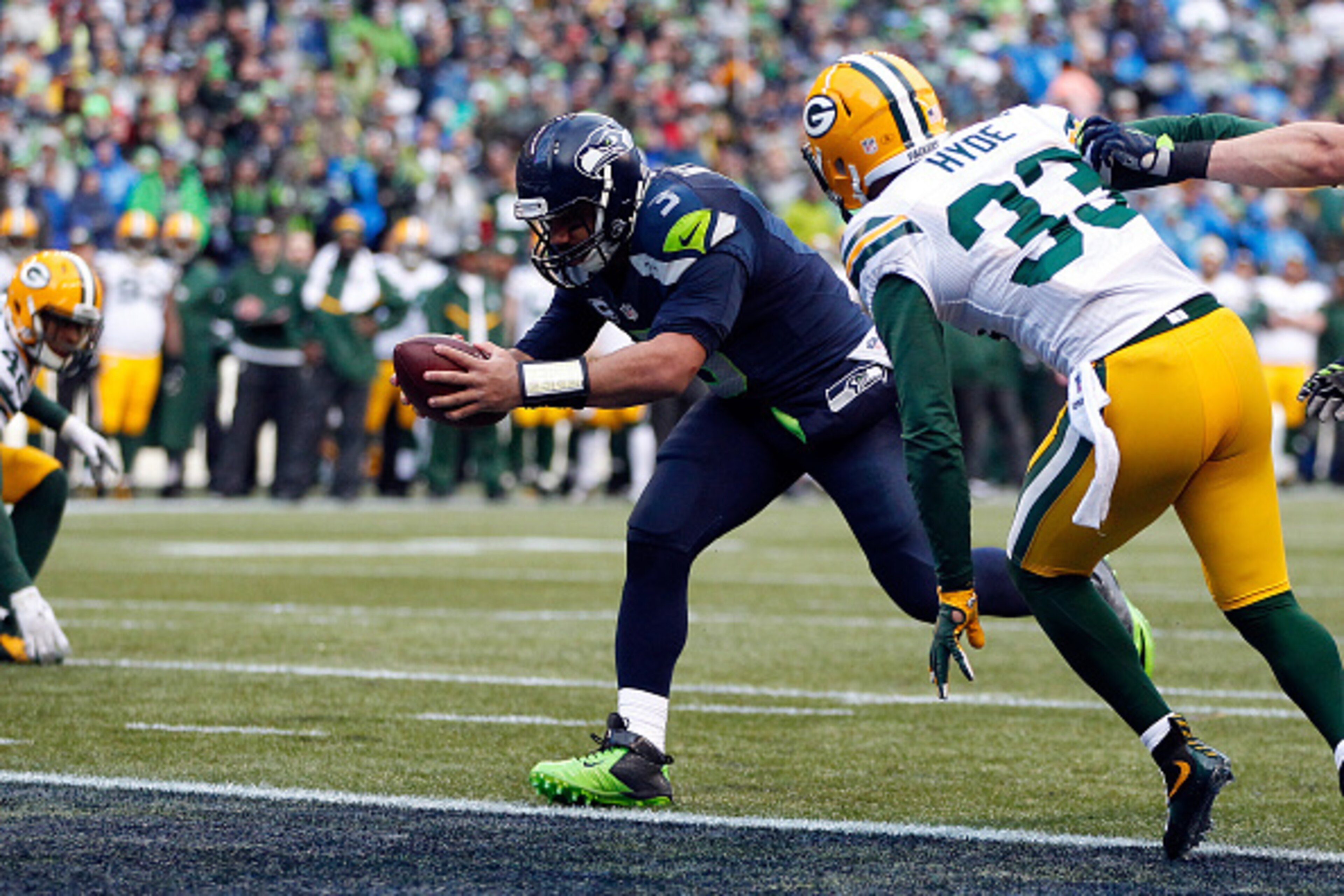 SEATTLE, WA - JANUARY 18: Russell Wilson #3 of the Seattle Seahawks runs the ball in for a touchdown as Micah Hyde #33 of the Green Bay Packers closes in during the fourth quarter of the 2015 NFC Championship game at CenturyLink Field on January 18, 201 SEATTLE, WA - JANUARY 18: Russell Wilson #3 of the Seattle Seahawks runs the ball in for a touchdown as Micah Hyde #33 of the Green Bay Packers closes in during the fourth quarter of the 2015 NFC Championship game at CenturyLink Field on January 18, 201
