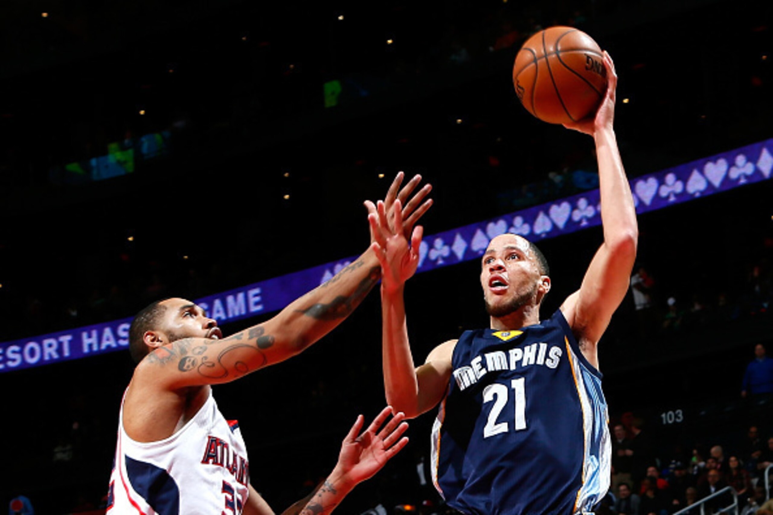 ATLANTA, GA - JANUARY 07:  Tayshaun Prince #21 of the Memphis Grizzlies shoots against Mike Scott #32 of the Atlanta Hawks at Philips Arena on January 7, 2015 in Atlanta, Georgia.  NOTE TO USER: User expressly acknowledges and agrees that, by downloading 