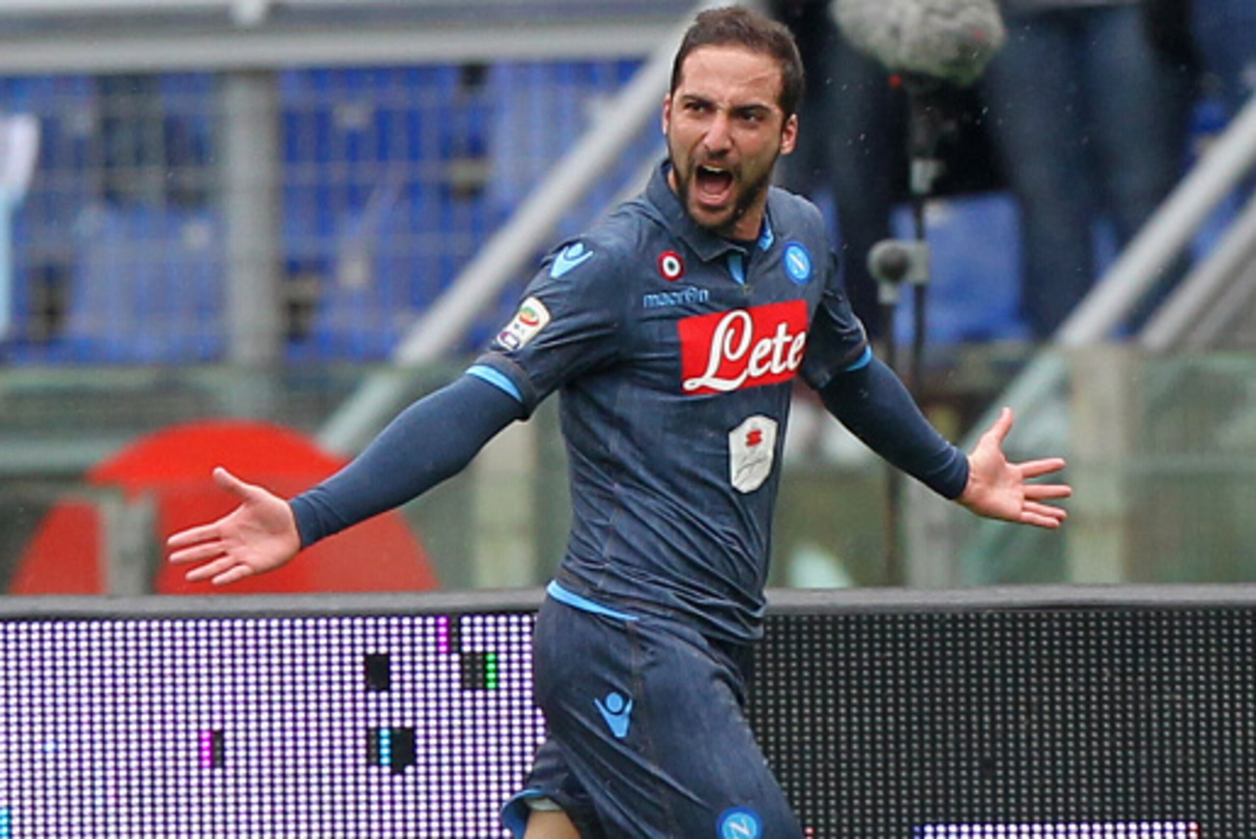 ROME, ITALY - JANUARY 18: Gonzalo Higuain of SSC Napoli celebrates after scoring the opening goal during the Serie A match between SS Lazio and SSC Napoli at Stadio Olimpico on January 18, 2015 in Rome, Italy. (Photo by Paolo Bruno/Getty Images) ROME, ITALY - JANUARY 18: Gonzalo Higuain of SSC Napoli celebrates after scoring the opening goal during the Serie A match between SS Lazio and SSC Napoli at Stadio Olimpico on January 18, 2015 in Rome, Italy. (Photo by Paolo Bruno/Getty Images)