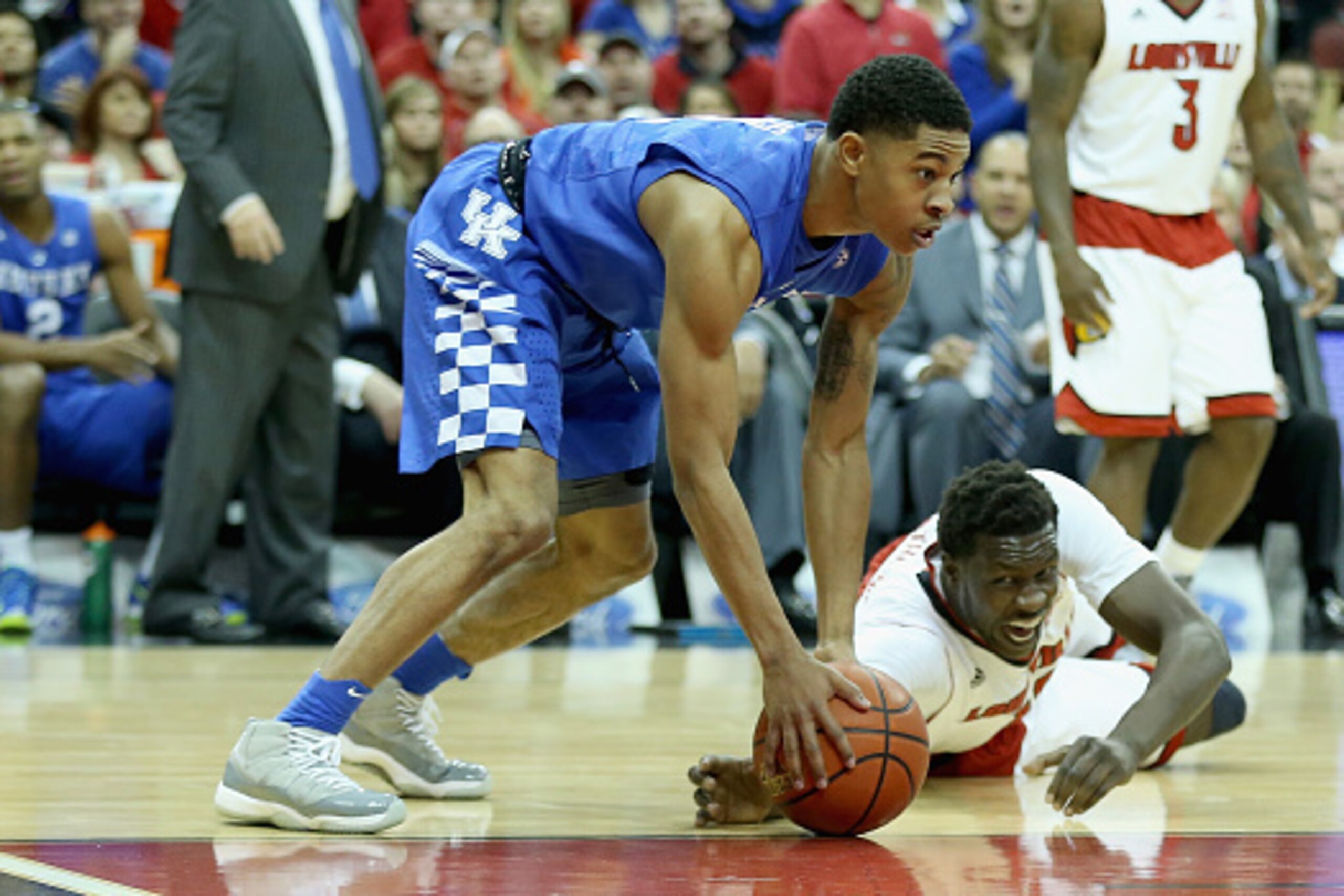 LOUISVILLE, KY - DECEMBER 27:  Tyler Ulis #3 of the Kentucky Wildcats picks up a loose ball during the game against the Louisville Cardinals at KFC YUM! Center on December 27, 2014 in Louisville, Kentucky.  (Photo by Andy Lyons/Getty Images)
