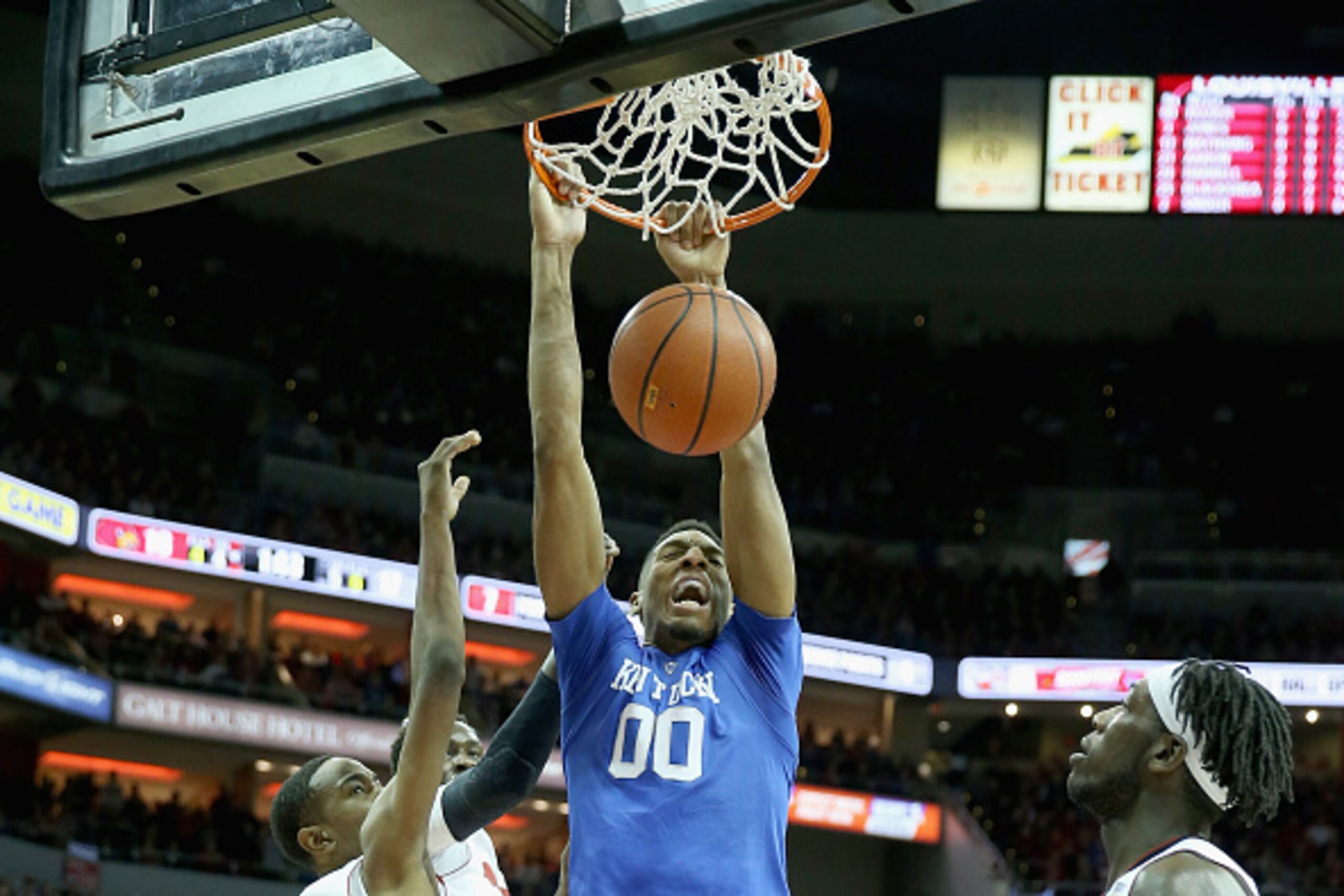 LOUISVILLE, KY - DECEMBER 27:  Marcus Lee #00 of the Kentucky Wilcats dunks the ball during the game against the Louisville Cardinals at KFC YUM! Center on December 27, 2014 in Louisville, Kentucky.  (Photo by Andy Lyons/Getty Images)